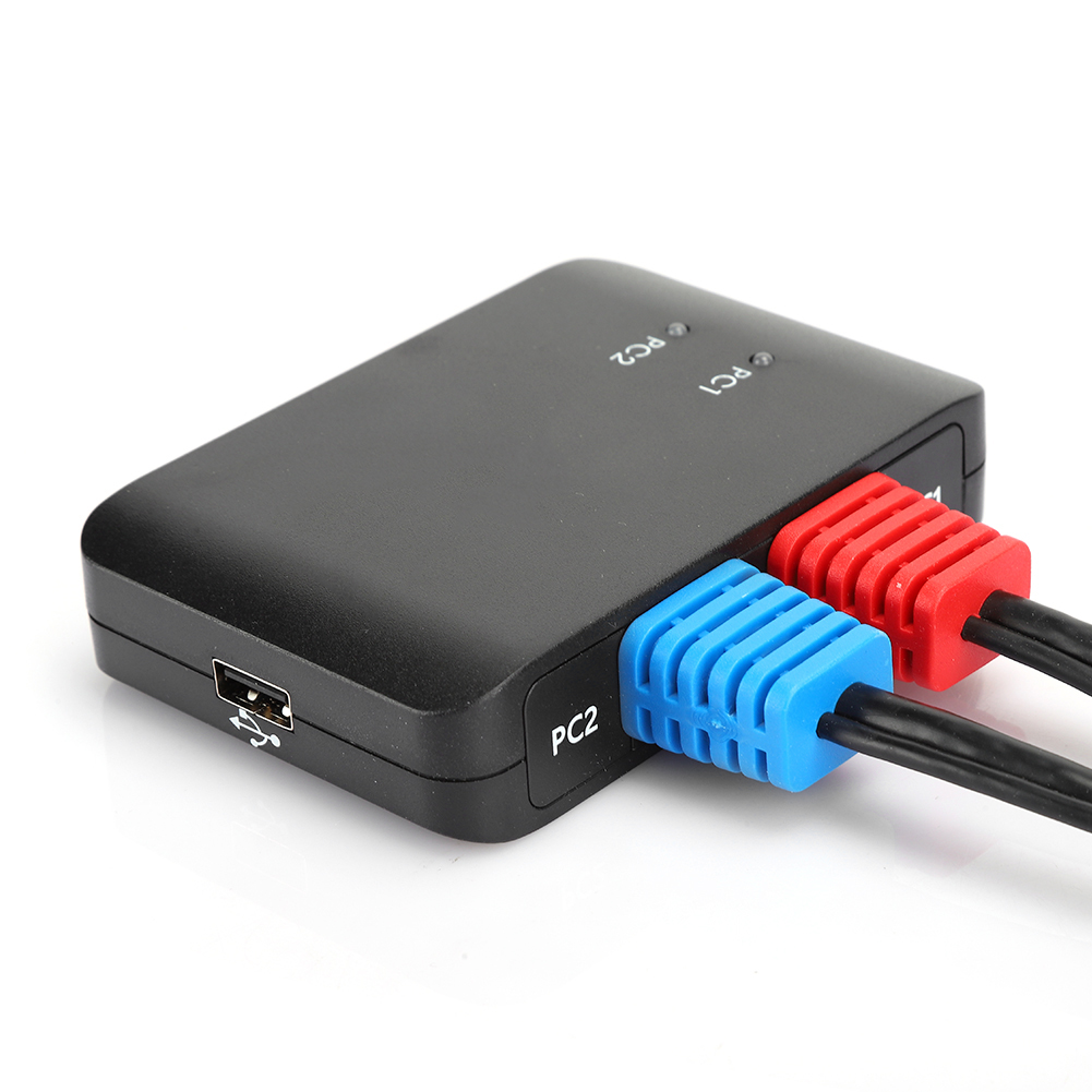 Schwarzes Gerät mit roten und blauen Anschlüssen. USB-Anschluss links. Weißer Hintergrund. PC1- und PC2-Etiketten vorhanden.