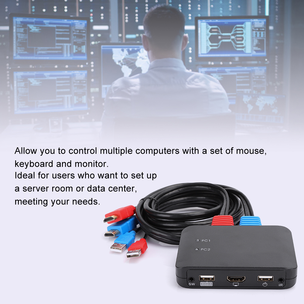 Ein Mann blickt auf Bildschirme. Kabel und ein schwarzes Gerät mit Anschlüssen sind im Vordergrund sichtbar.