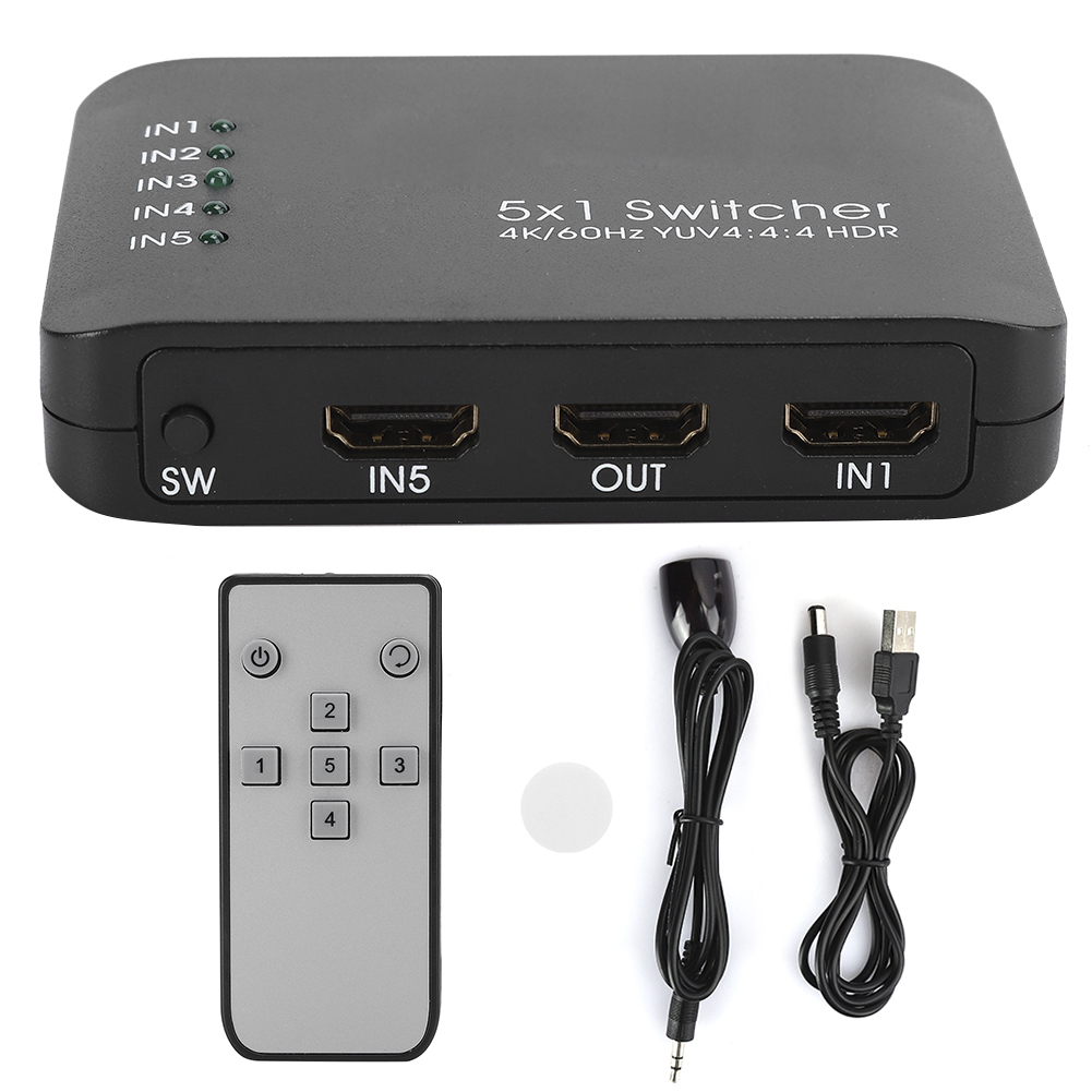 Schwarzer 5x1-Switcher mit Fernbedienung, Kabeln und Zubehör. Anschlüsse: IN1-5, OUT. Fernbedienung mit Tasten. Kabel: USB, IR.