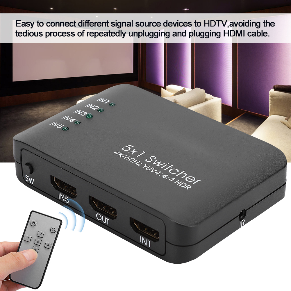 Schwarzer 5x1 HDMI-Umschalter mit Fernbedienung. Eingänge IN1-IN5, Ausgang OUT. Hand, die Fernbedienung hält. Text: Einfaches Verbinden.