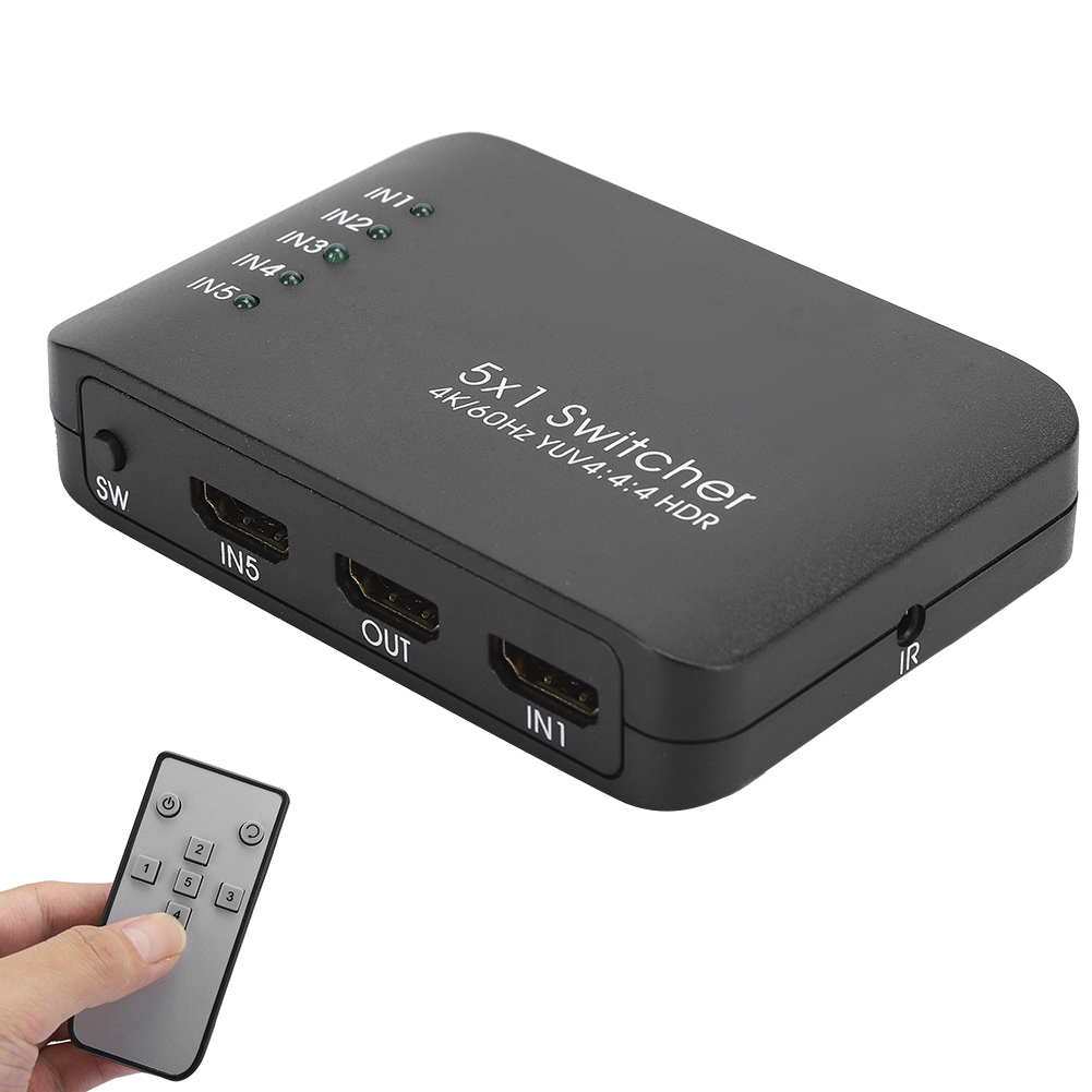 Ein schwarzer 5x1-Umschalter mit verschiedenen HDMI-Anschlüssen und einer Fernbedienung. Der Umschalter hat Eingangsanzeigen und einen Netzschalter.