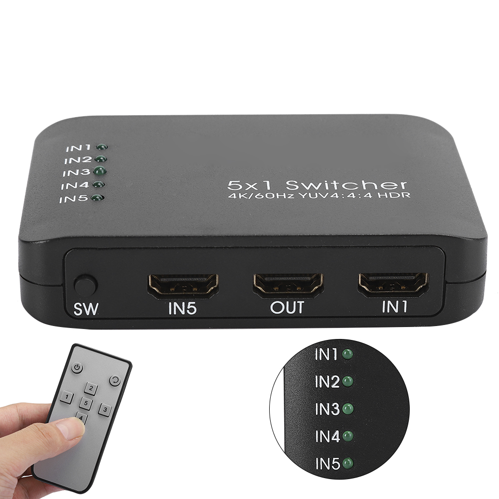 Schwarzer 5x1 HDMI-Umschalter mit Fernbedienung. Er hat Eingangs- und Ausgangsanschlüsse sowie Kontrollleuchten. Eine Hand hält die Fernbedienung.