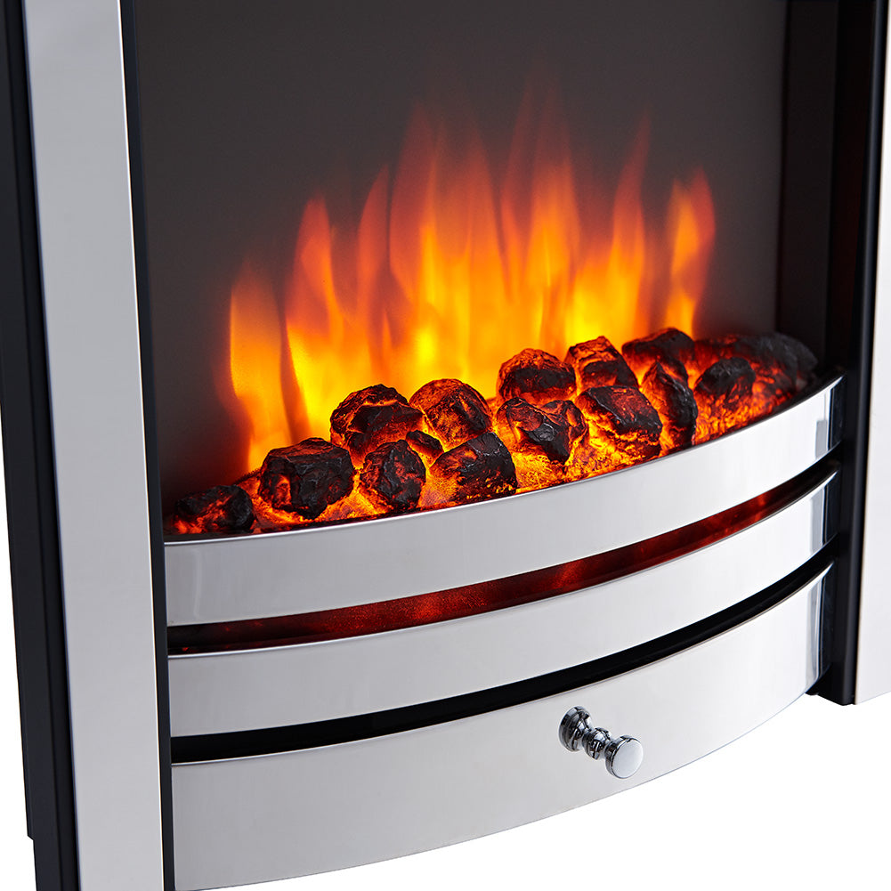 Nahaufnahme eines elektrischen Kamins. Leuchtend orangefarbene Flammen steigen über dunklen, glühenden Kohlen in einem verchromten Rahmen auf.