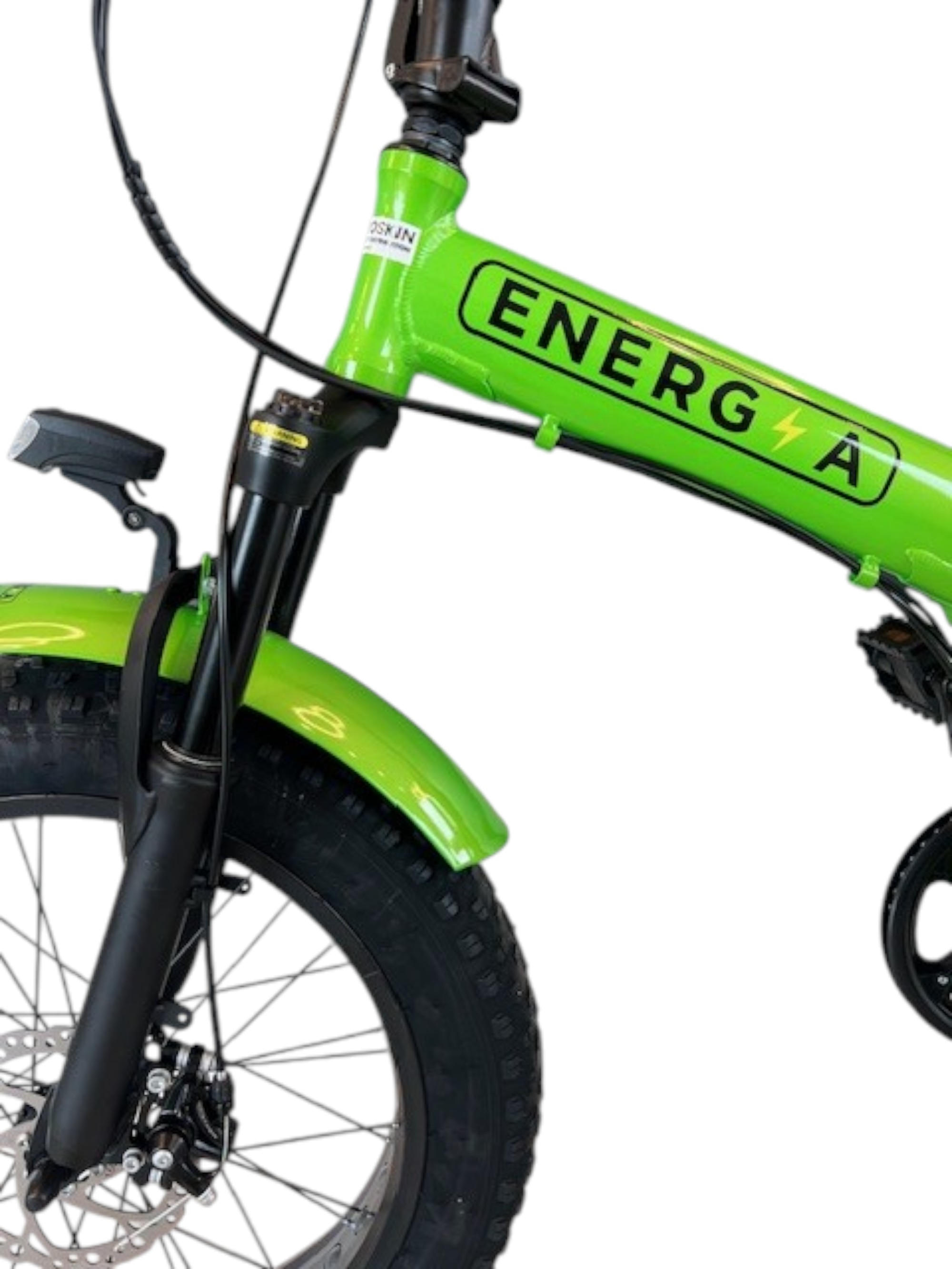 Una bici elettrica verde con la scritta ENERGA sul telaio. Sono visibili pneumatici neri e un faro. Isolato su bianco.