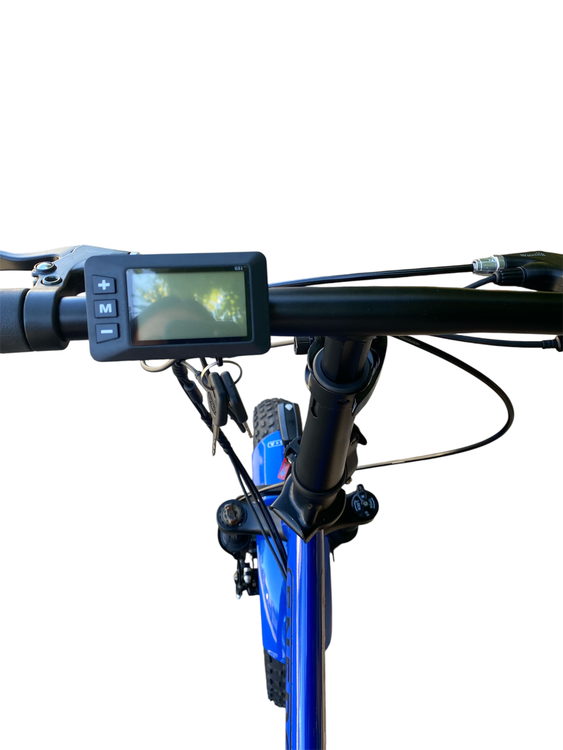 Primo piano del manubrio di una bicicletta elettrica blu con display, chiavi e comandi. Sfondo bianco.