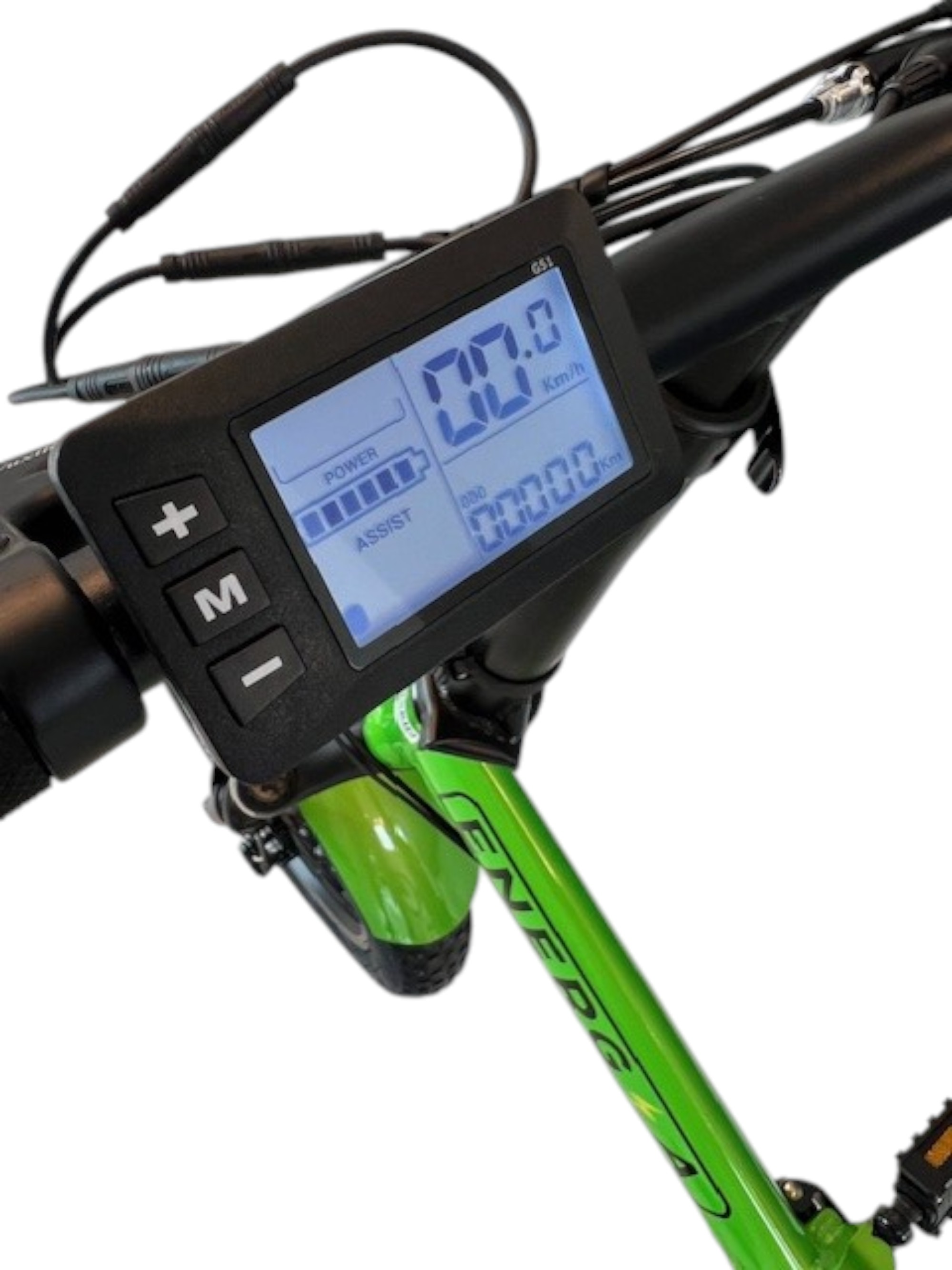 Primo piano del manubrio di una bici con display digitale che mostra velocità e livello batteria, e pulsanti di controllo.