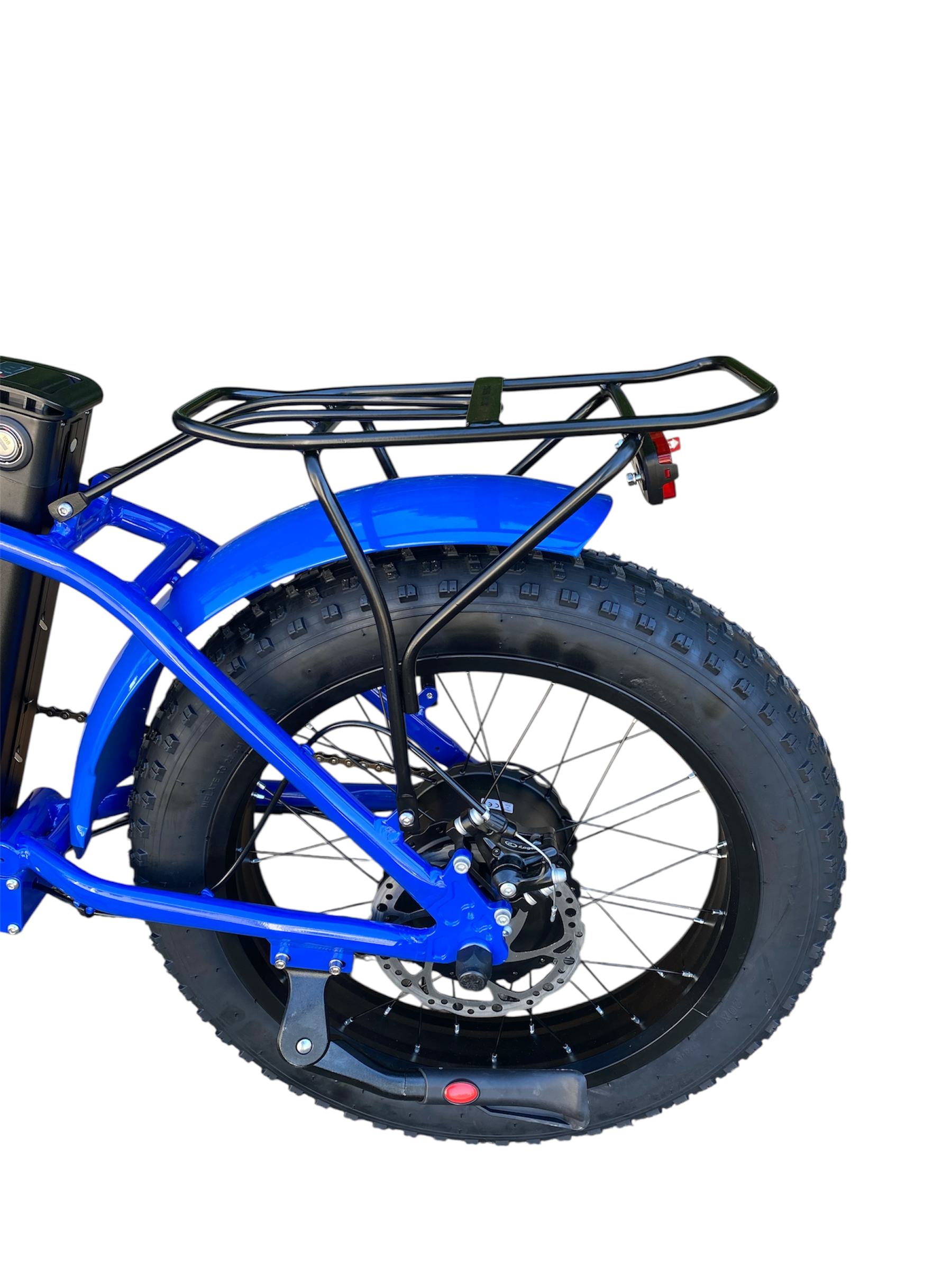 Sezione posteriore di e-bike blu. Pneumatico, parafango e portapacchi neri. Luce rossa sul portapacchi. Isolato su sfondo bianco.