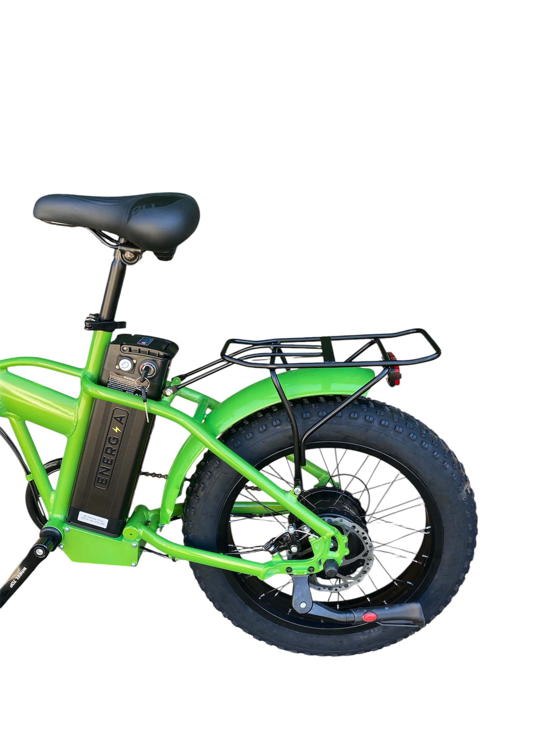 Bicicletta elettrica verde. Visibili sella, batteria, ruota posteriore e portapacchi. Pneumatico e sella neri. Sfondo bianco.