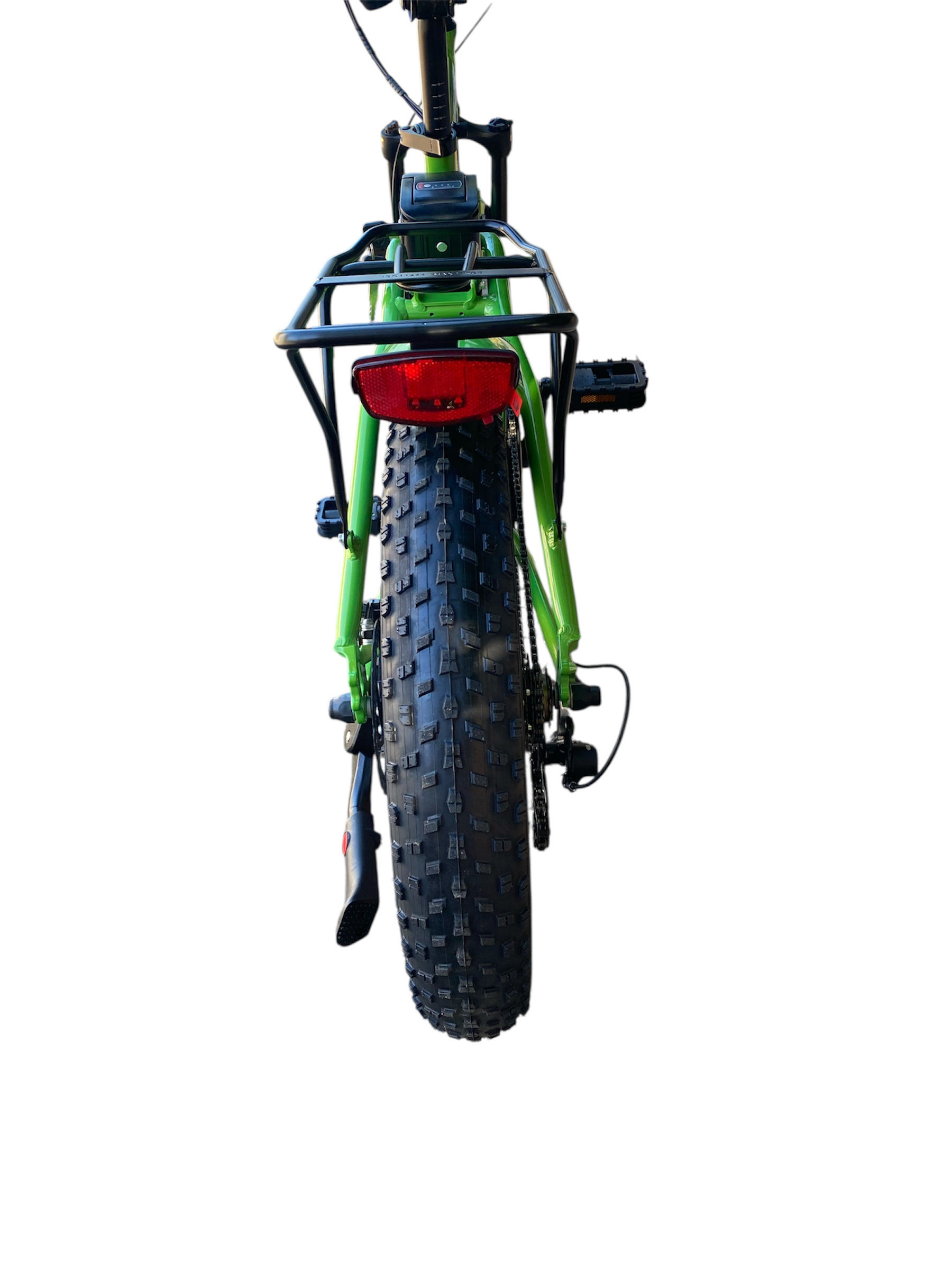 Vista posteriore di una e-bike verde. Il pneumatico posteriore è nero e spesso. Sono visibili una luce rossa e un portapacchi nero.