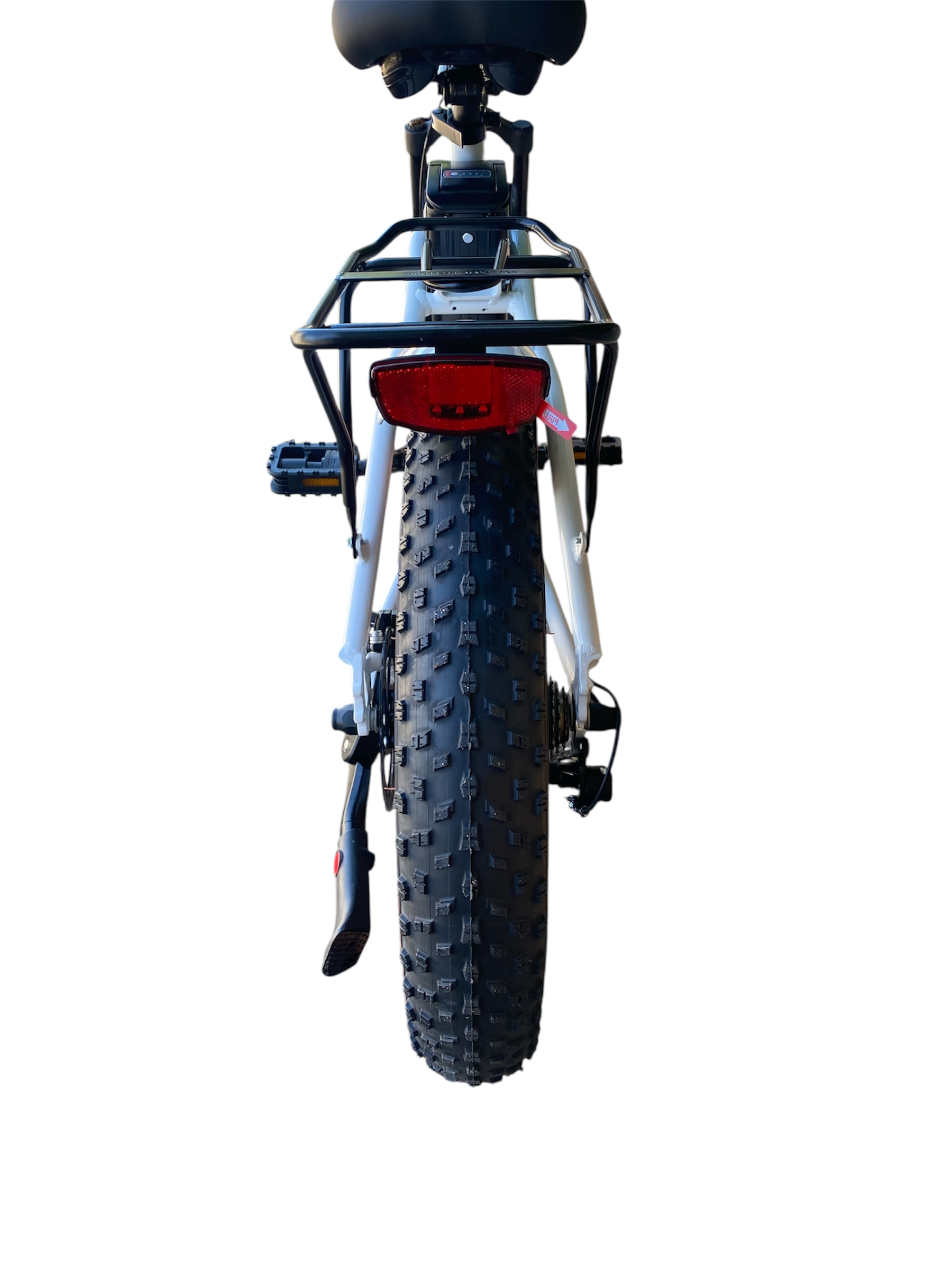 Vista posteriore di una e-bike bianca. Un grande pneumatico nero domina la vista. Sono visibili un riflettore rosso e un portapacchi nero.