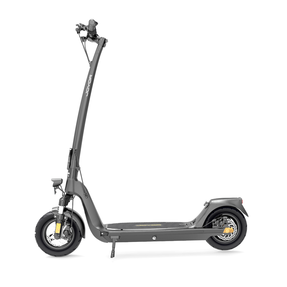Ein grauer Elektroroller auf weißem Hintergrund. Er hat schwarze Räder, einen Lenker und eine Standplattform.