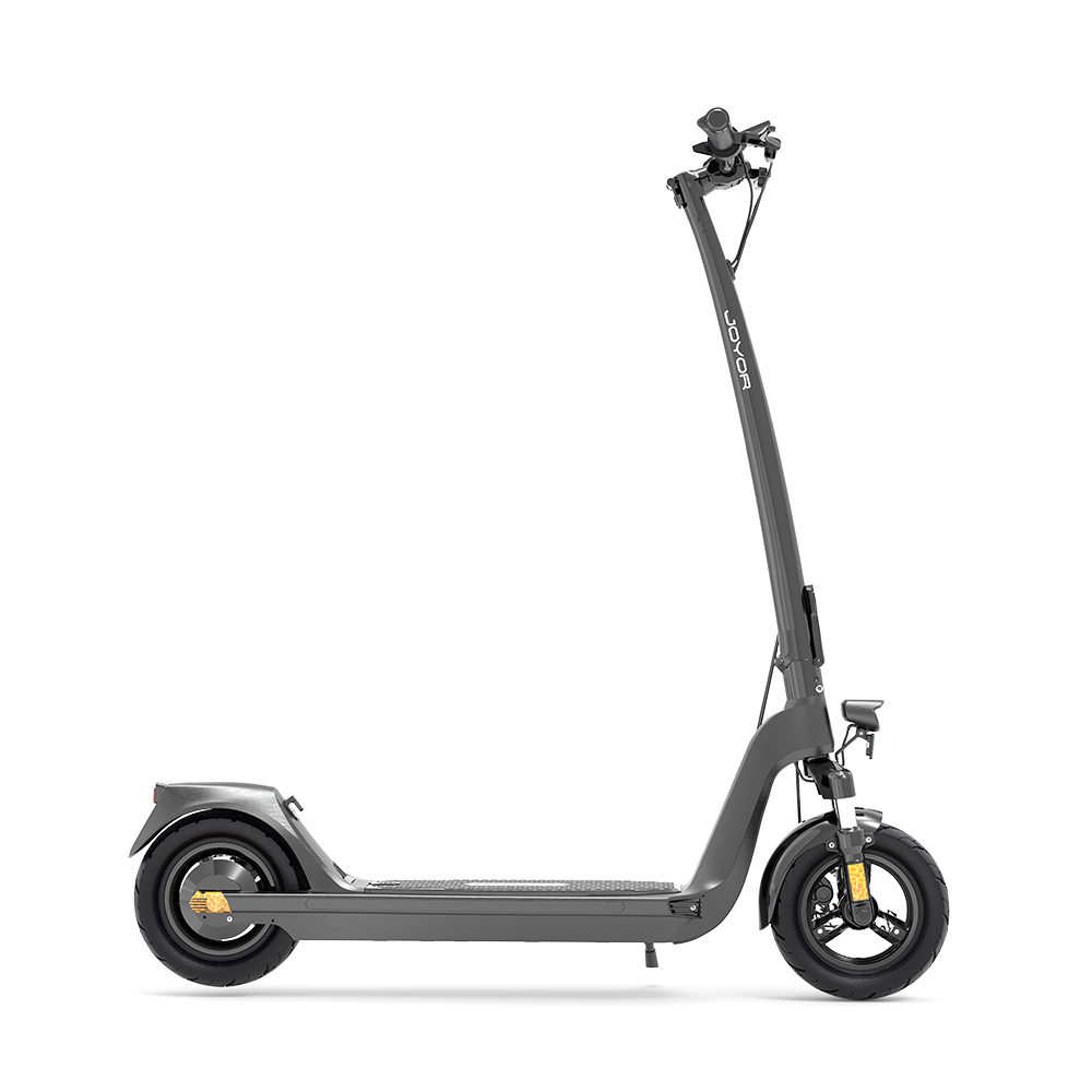 Ein grauer Elektroroller mit schwarzen Reifen und Lenker steht auf weißem Hintergrund. Der Markenname JOYOR ist sichtbar.