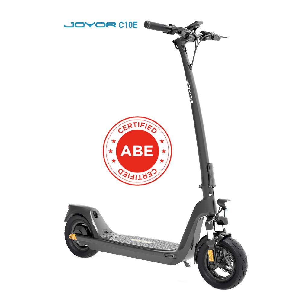 Ein schwarzer Elektroroller mit einem "Certified ABE" Aufkleber. Der Markenname "JOYOR C10E" ist sichtbar. Der Hintergrund ist weiß.