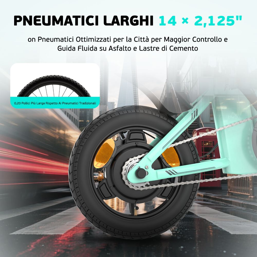 Primo piano di una ruota di bici elettrica con pneumatico largo. Lo sfondo mostra una scena cittadina con cabina telefonica rossa e luci sfocate.