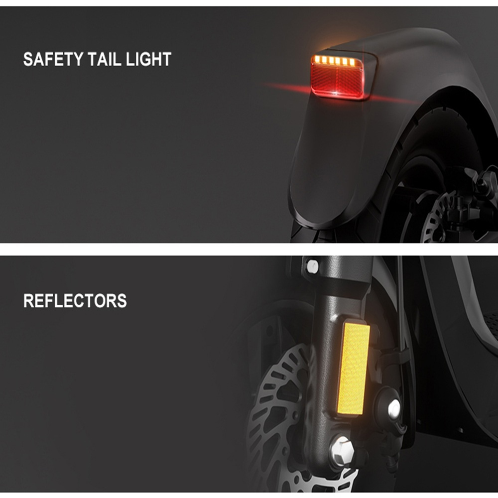 Uno scooter nero con fanalino posteriore di sicurezza rosso e catarifrangenti gialli è visualizzato su sfondo grigio.