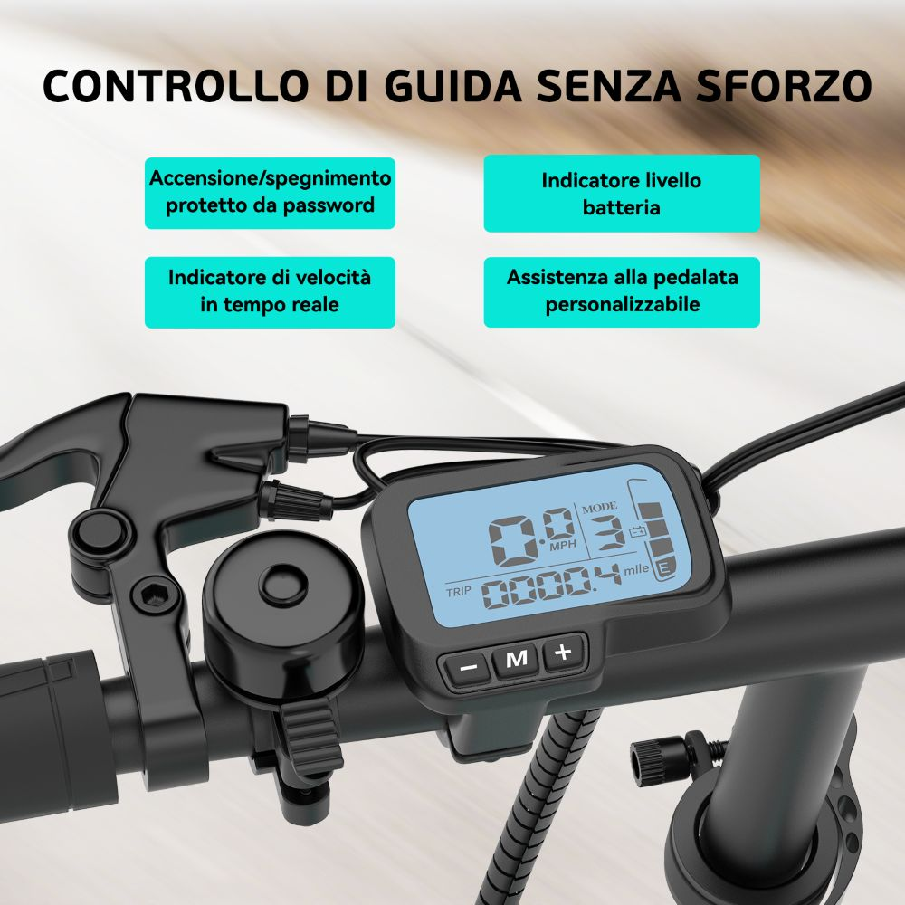 Primo piano del manubrio di una bici con display digitale che mostra velocità e livello batteria. Testi in italiano descrivono le funzioni.