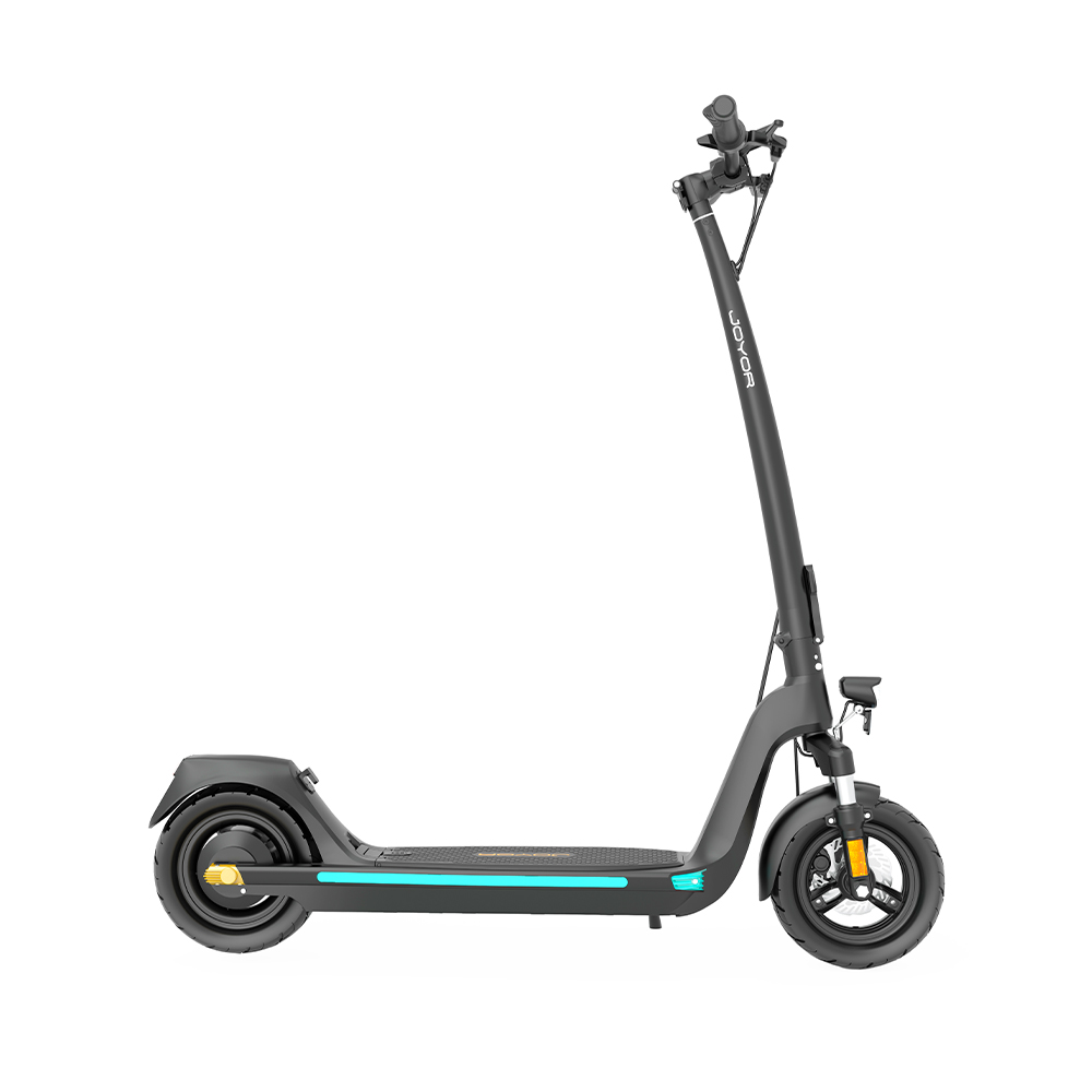 Monopattino elettrico nero su sfondo bianco. Presenta manubrio, pedana con luci blu e ruote nere. Il marchio è visibile.