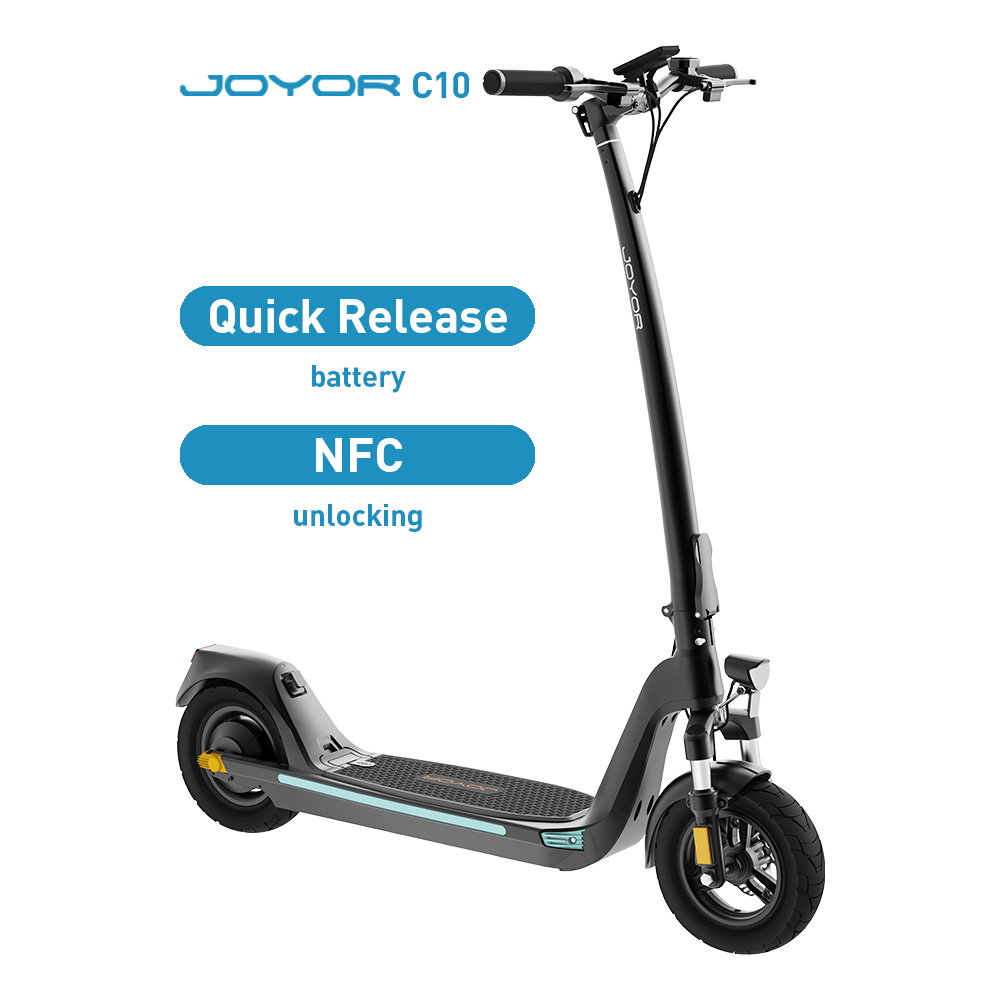 Un monopattino elettrico nero Joyor C10. Caratteristiche: batteria a rilascio rapido, sblocco NFC, telaio nero e ruote nere.
