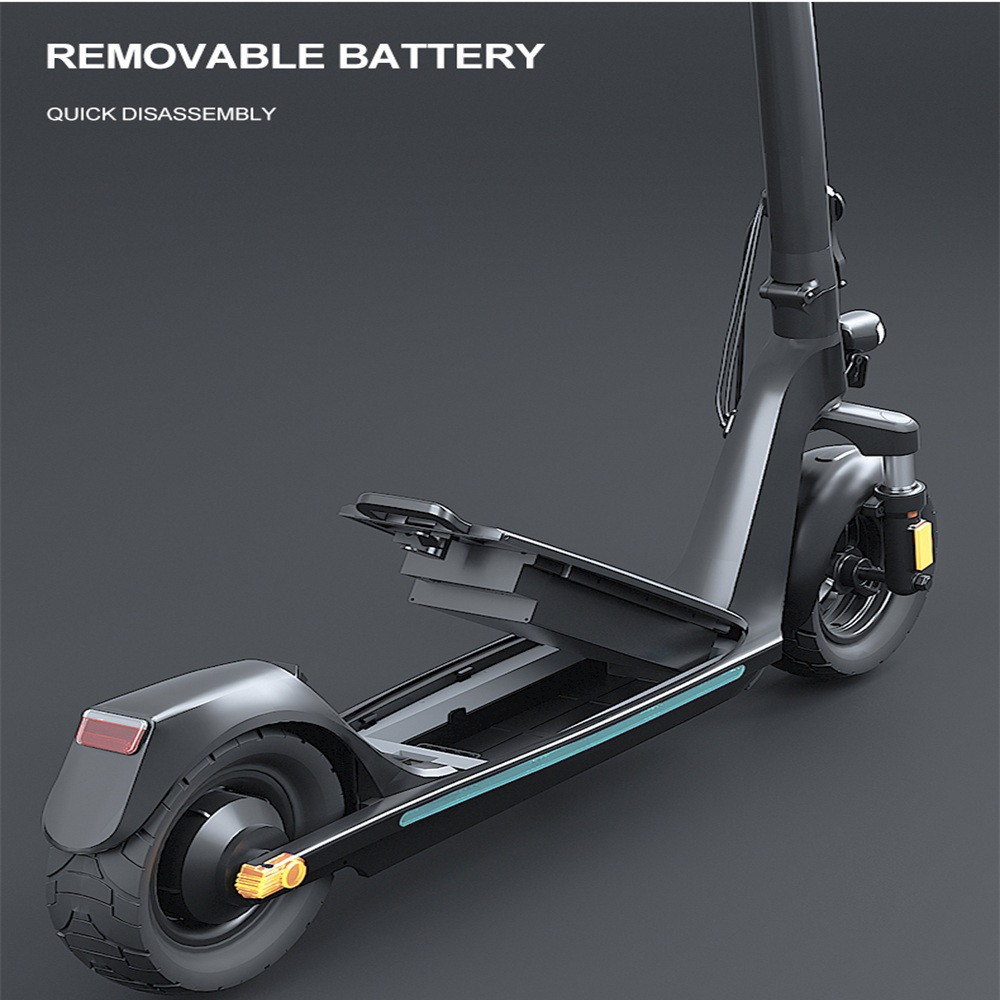 Scooter elettrico nero con vano batteria rimovibile aperto. Lo scooter è su sfondo grigio.