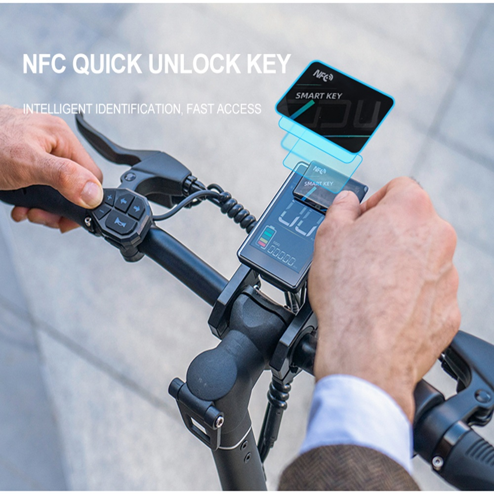 Una persona usa una chiave intelligente NFC per sbloccare un monopattino elettrico. Il manubrio e il display del monopattino sono visibili.