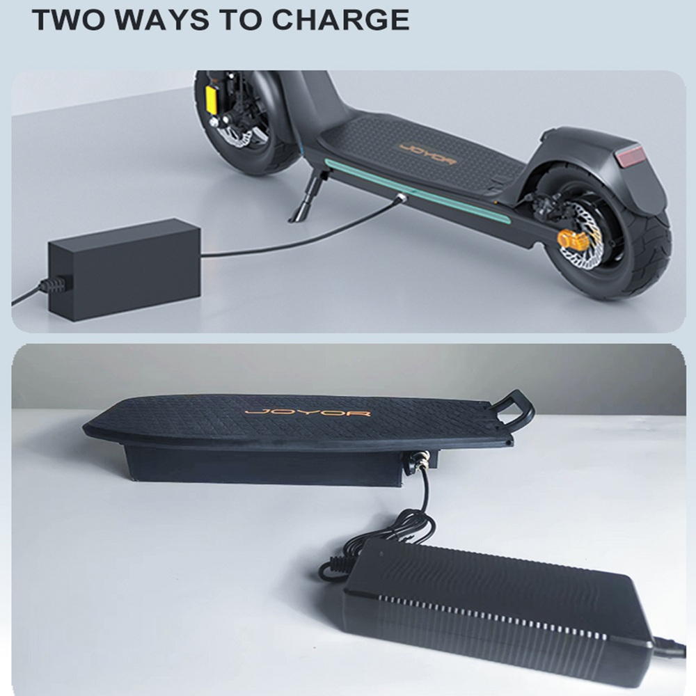 Un monopattino elettrico è mostrato in due configurazioni di ricarica. Uno con il monopattino in posizione verticale, l'altro con la porta di ricarica esposta.