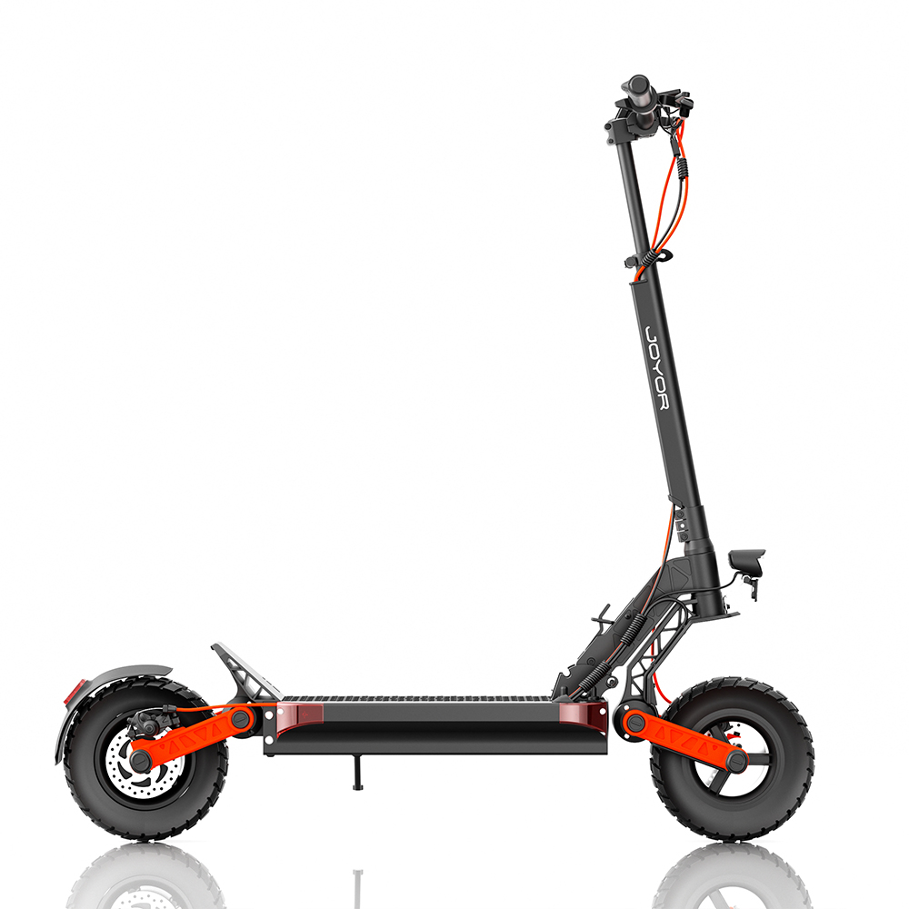 Schwarzer Elektroroller mit orangefarbenen Akzenten. Verfügt über große Räder, ein langes Deck und einen Lenker mit Bedienelementen, auf weißem Hintergrund.