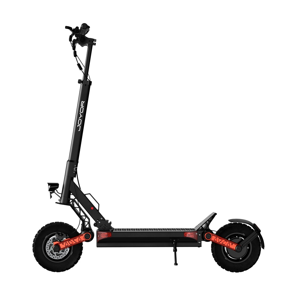 Monopattino elettrico nero con dettagli rossi, logo JOYOR sullo stelo, ruote grandi e cavalletto, sfondo bianco.