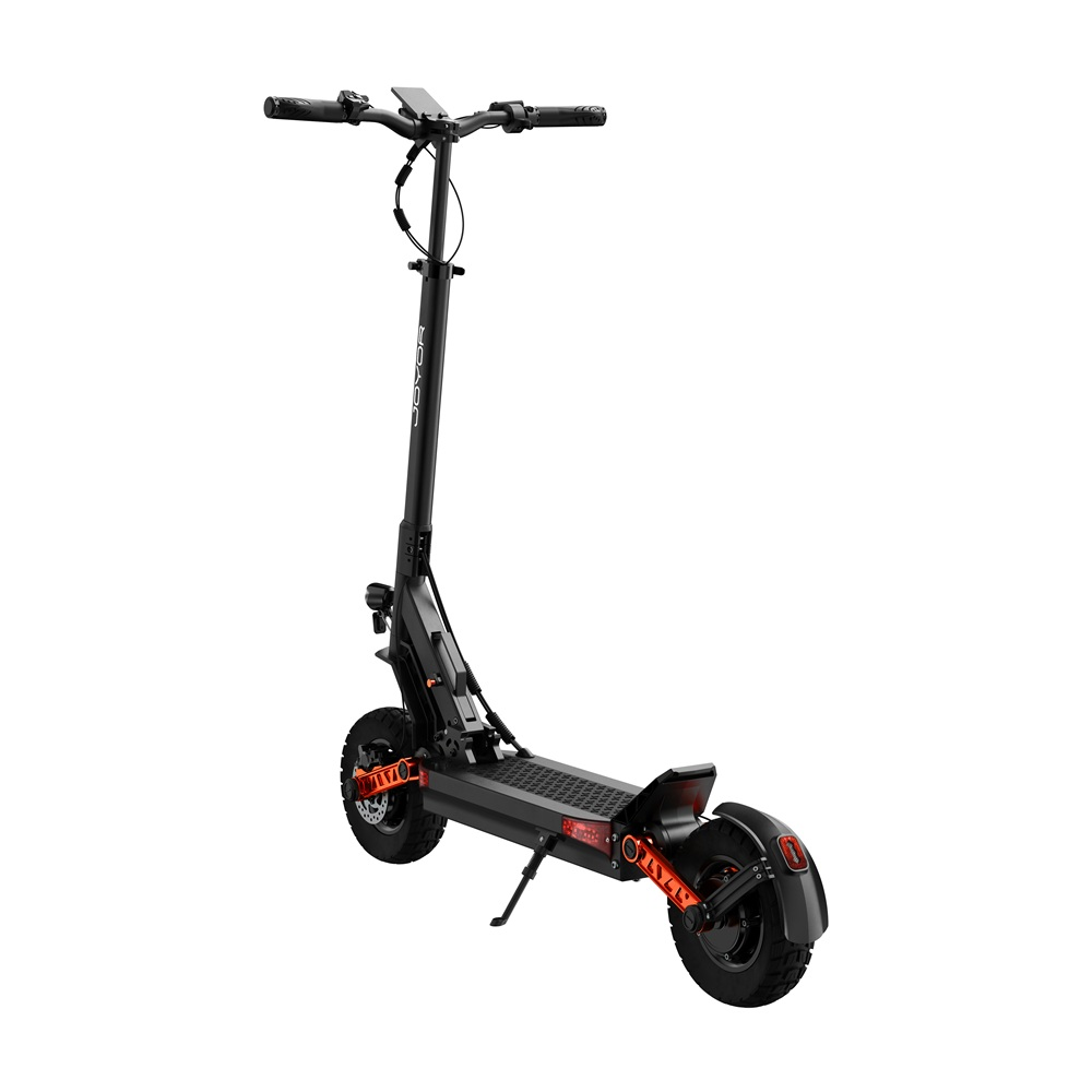 Monopattino elettrico nero con dettagli rossi su sfondo bianco. Ha manubrio, pedana, ruote e cavalletto.