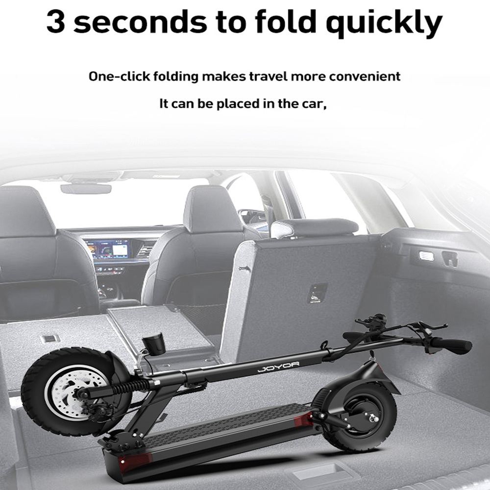 Un monopattino elettrico nero è nel bagagliaio di un'auto. Il testo dice: 3 secondi per piegarsi velocemente. La piegatura con un clic rende il viaggio più comodo.