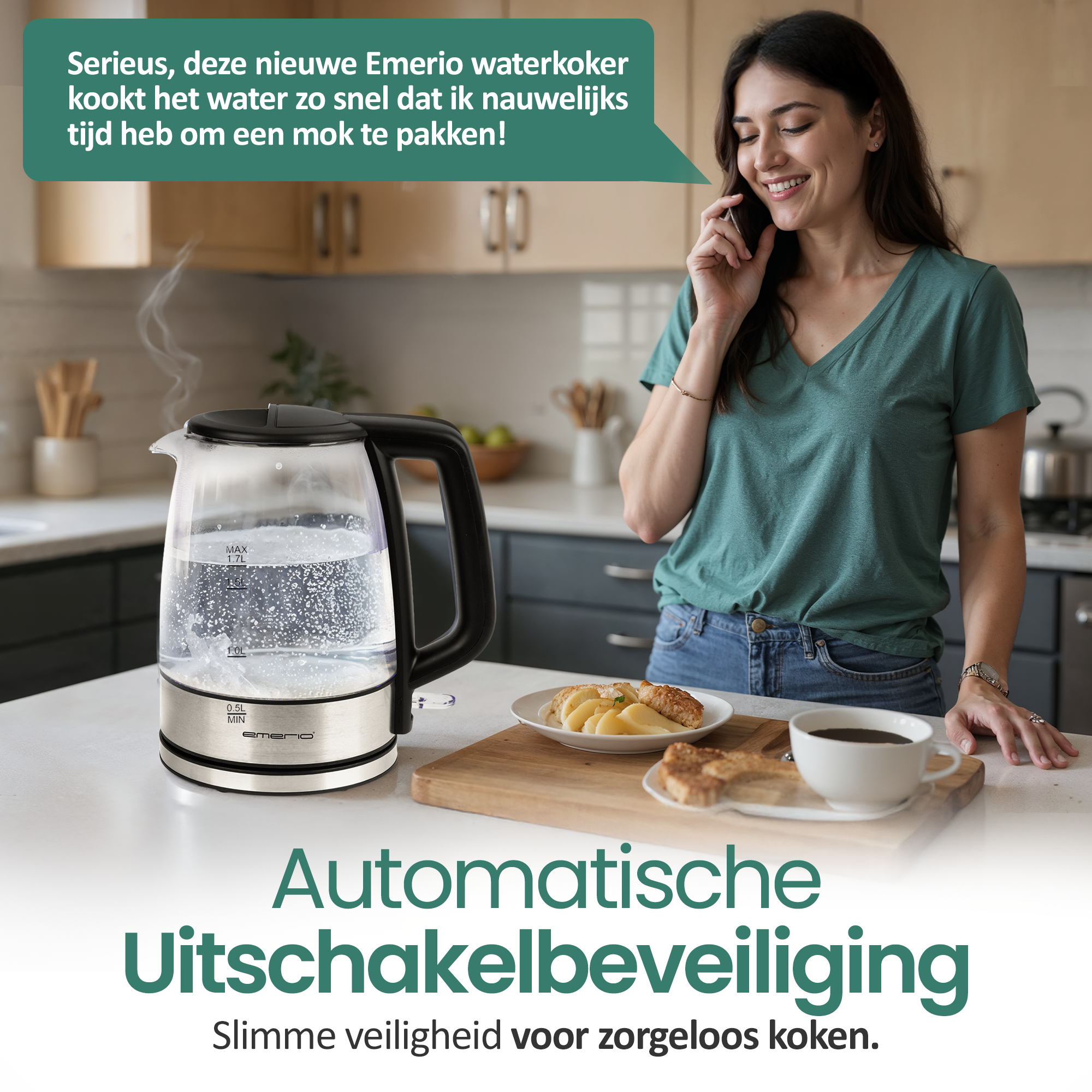 Une femme au téléphone sourit près d'une bouilloire avec de l'eau bouillante, une assiette de nourriture et une tasse de café.
