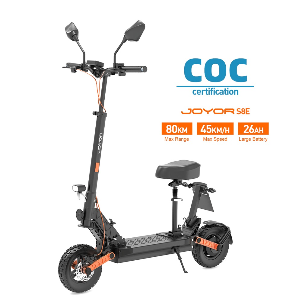 Scooter elettrico nero Joyor S8E con sedile, specchietti e dettagli arancioni. Caratteristiche: autonomia 80km, velocità 45km/h, batteria 26Ah.