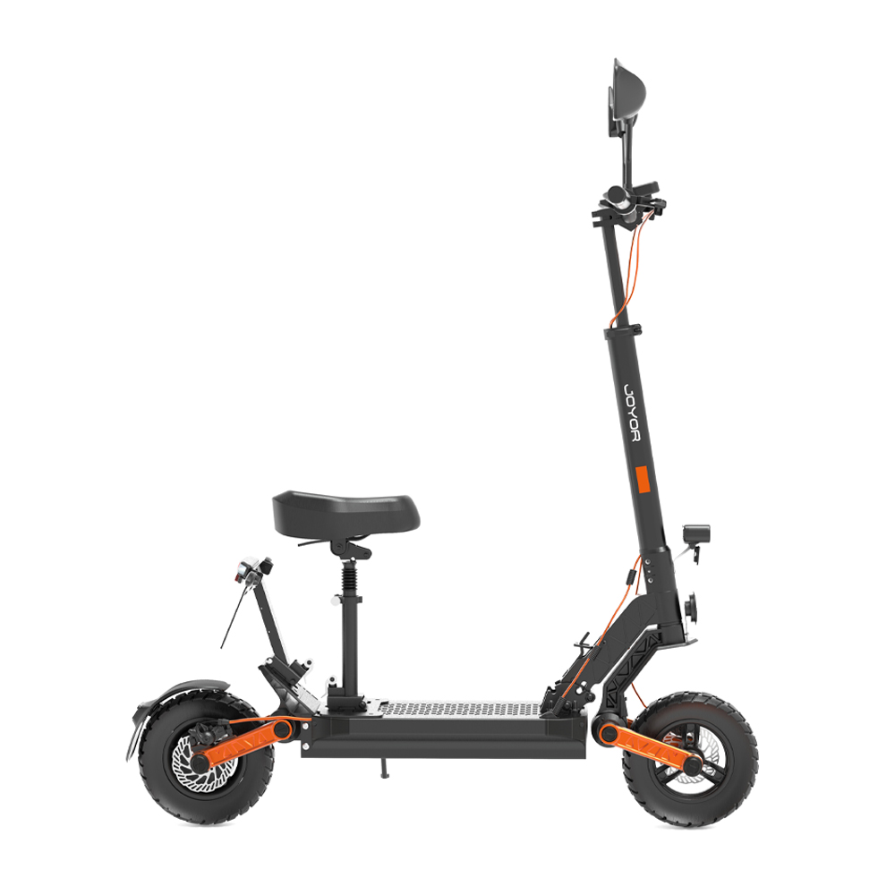 Scooter elettrico nero e arancione con sedile. Ha due ruote, un manubrio e una pedana.