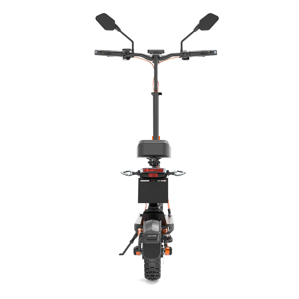 Scooter elettrico nero e arancione. Include manubrio con specchietti, sedile, luci posteriori e cavalletto. Sfondo bianco.