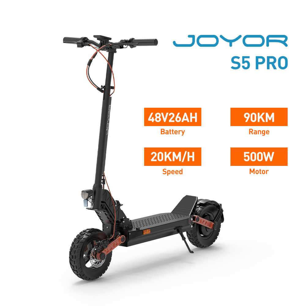 Schwarzer Elektroroller mit orangefarbenen Akzenten. Er hat einen Scheinwerfer, ein Display und den Text S5 PRO. Spezifikationen: Batterie, Reichweite, Geschwindigkeit, Motor.