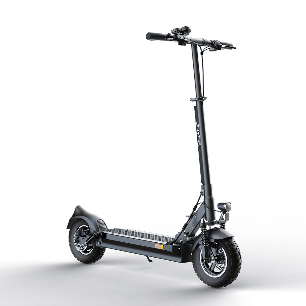 Scooter elettrico nero su sfondo bianco. Ha manubrio, pedana, due ruote e un faro. Il marchio è Joyor.