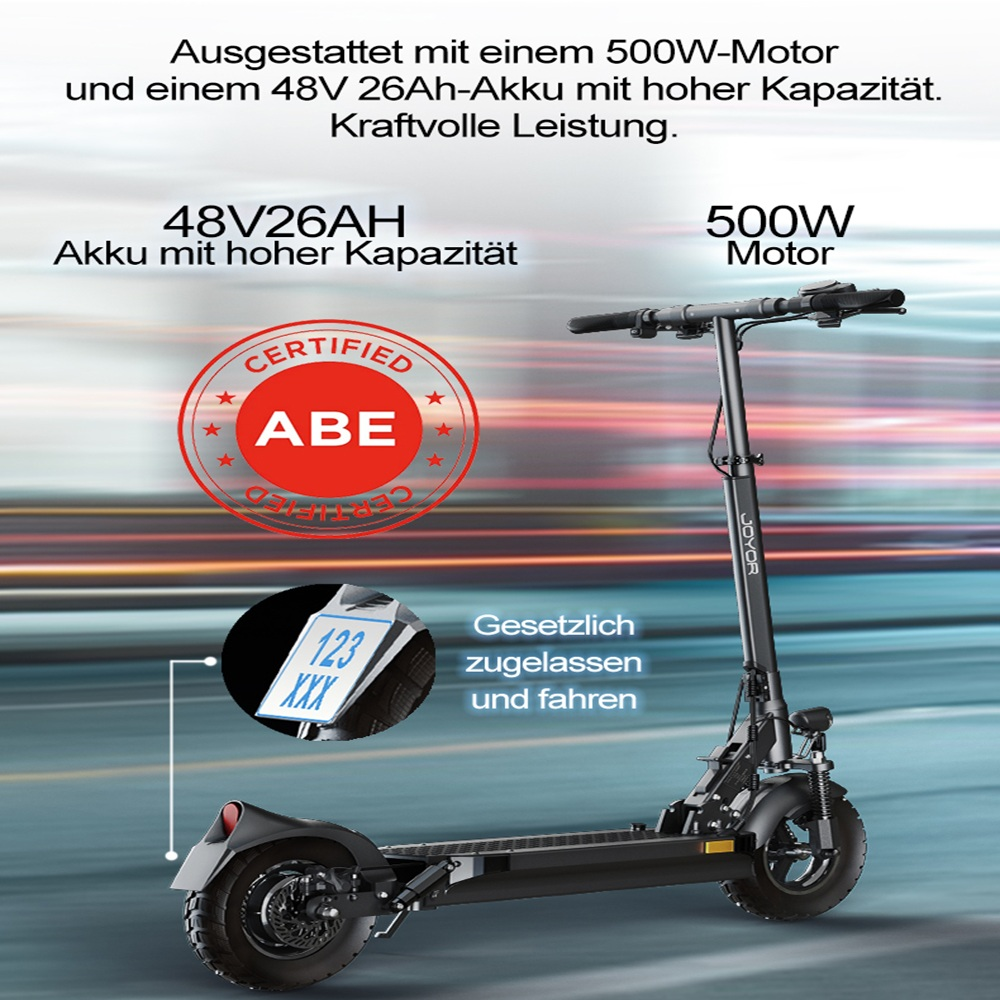Un monopattino elettrico con telaio nero, adesivo rosso certificato ABE e testo sul motore e sulla batteria.
