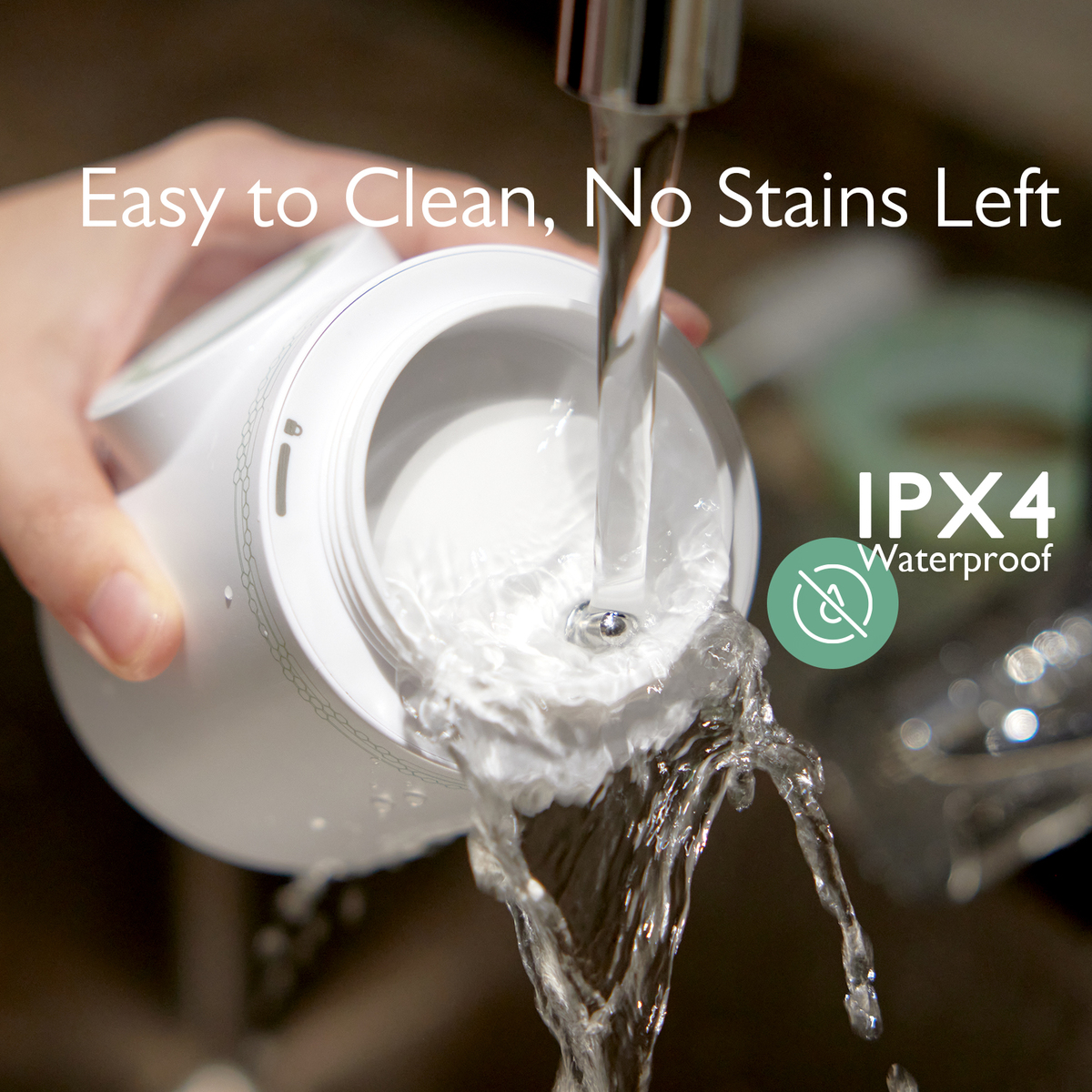 Białe urządzenie spłukiwane wodą z kranu. Napis: "Easy to Clean, No Stains Left" i "IPX4 Waterproof".