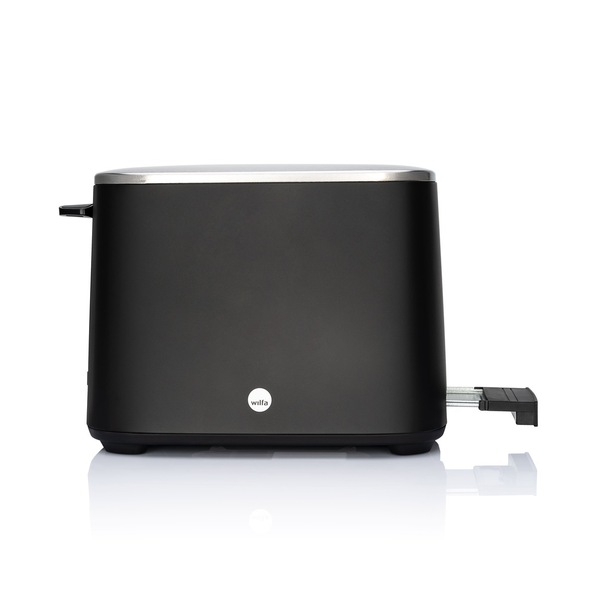 Ein schwarzer Toaster mit silberner Oberseite. Der Toaster hat einen Hebel an der Seite und den Markennamen "wilfa" auf der Vorderseite.