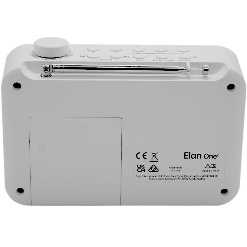 Ein weißes Elan One2-Radio. Es hat Tasten, einen Lautstärkeregler und eine ausziehbare Antenne. Unten rechts befinden sich Modellinformationen.