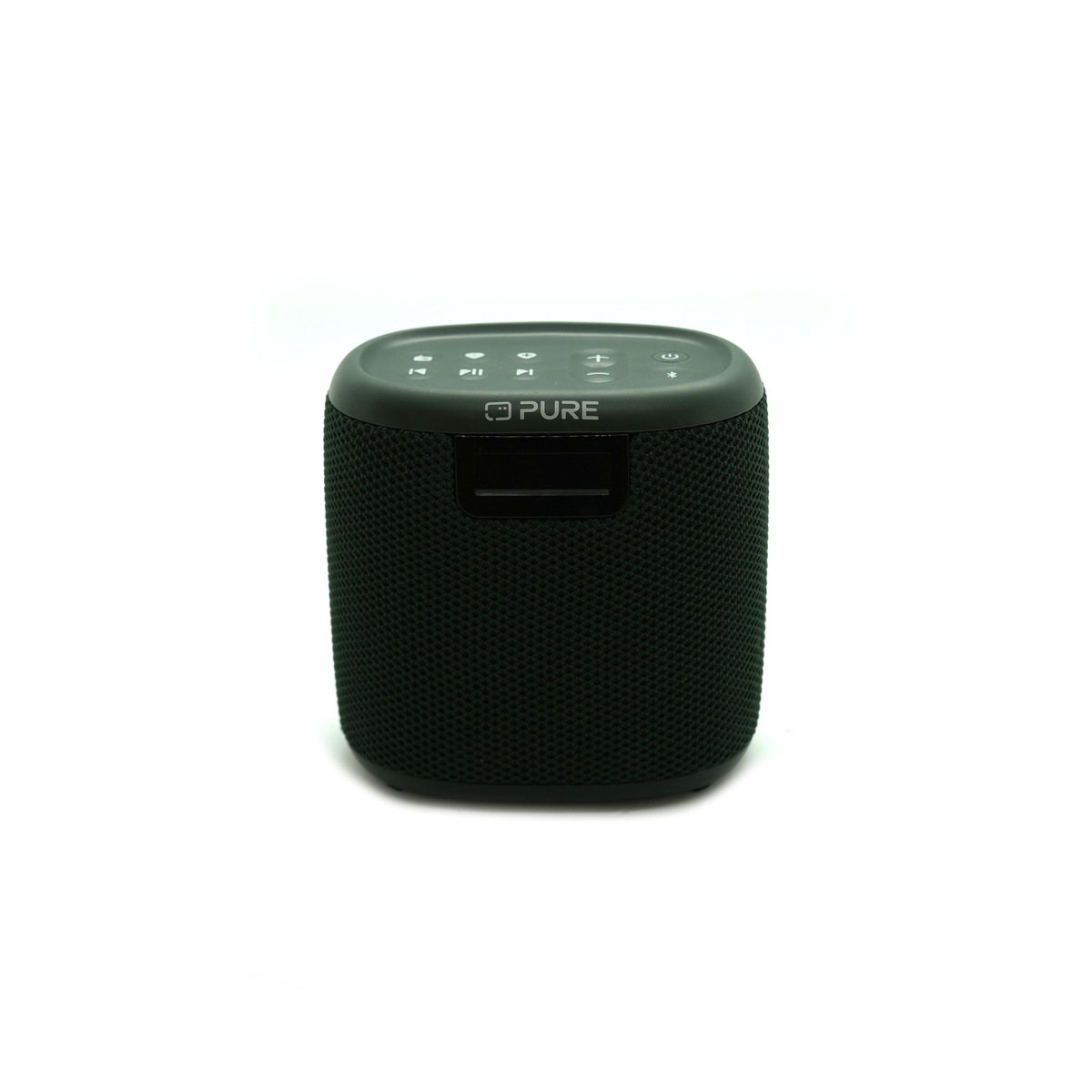 Un haut-parleur Pure vert foncé est centré sur un fond blanc. Il a des boutons sur le dessus et un corps en maille texturée.