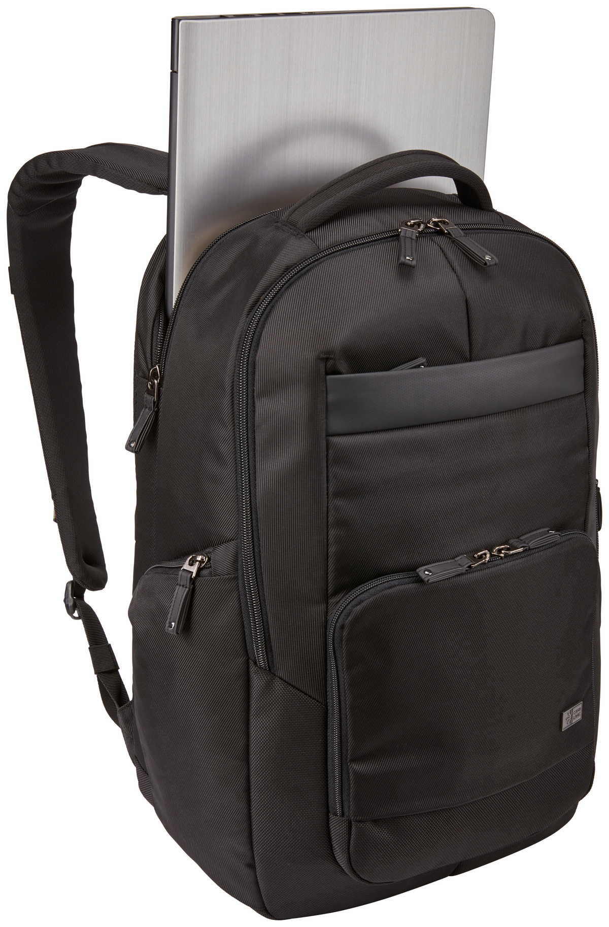 Schwarzer Rucksack mit einem silbernen Laptop. Er hat mehrere Fächer, Reißverschlüsse und einen Griff. Der Hintergrund ist weiß.