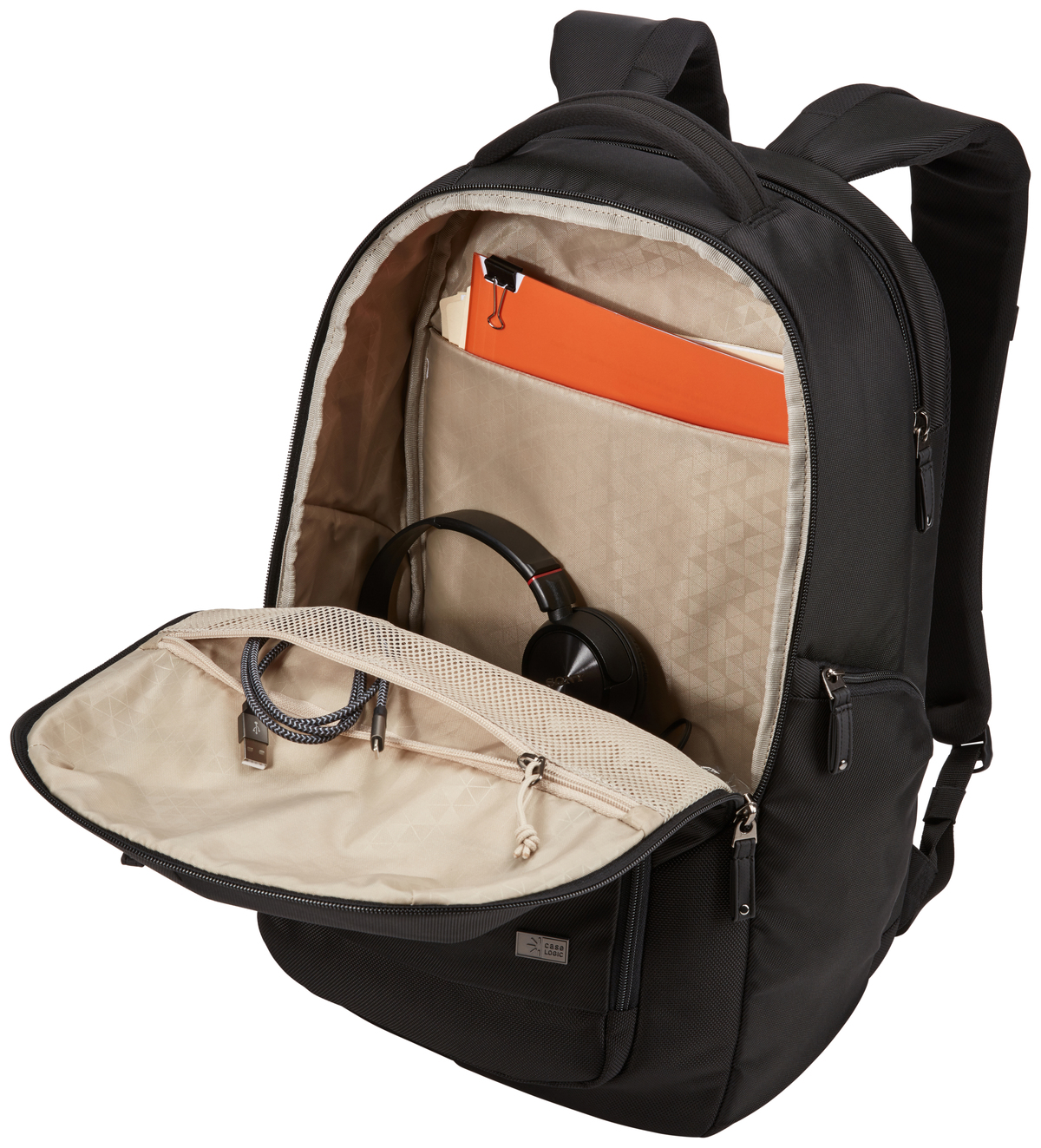 Schwarzer Rucksack geöffnet, Inhalt sichtbar: Kopfhörer, orangefarbener Ordner, Kabel und beiges Innenfutter. Case Logic Logo.