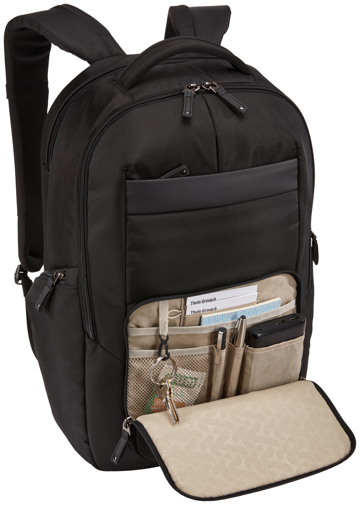 Ein schwarzer Rucksack mit mehreren Fächern. Im Inneren befinden sich Stifte, Schlüssel, Karten und eine Powerbank. Der Rucksack ist offen und zeigt seinen Inhalt.