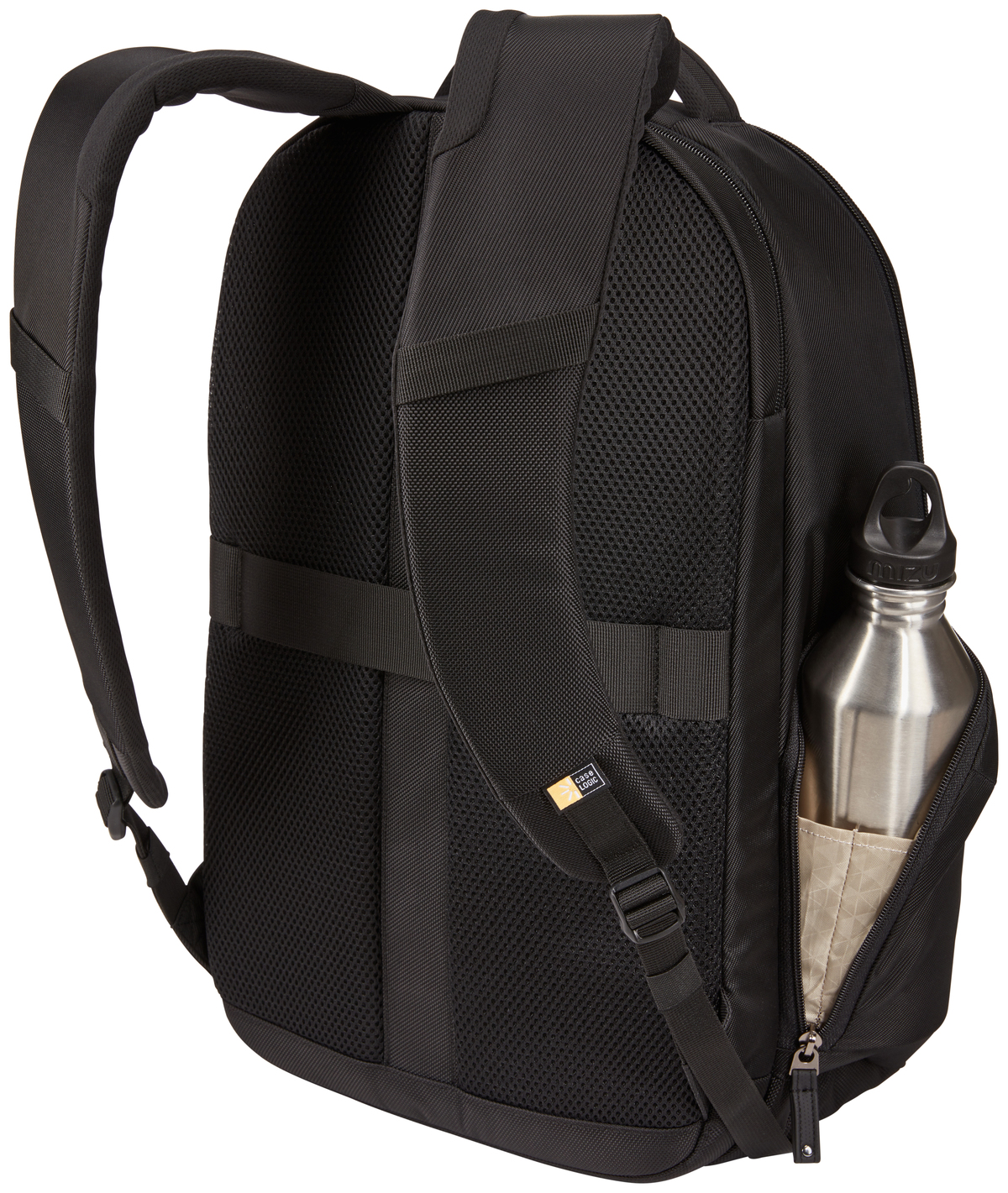 Schwarzer Rucksack mit einer Wasserflasche in der Seitentasche. Der Rucksack hat einen Mesh-Rücken und Träger.