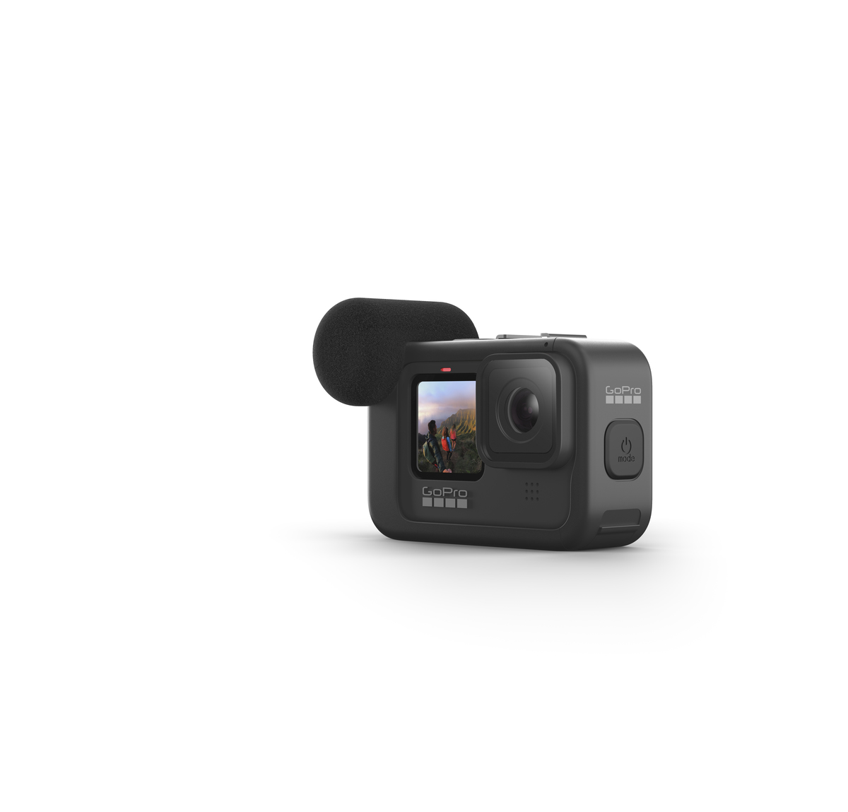 Eine schwarze GoPro-Kamera mit Mikrofon, die eine Bergszene auf dem Bildschirm zeigt, auf weißem Hintergrund.