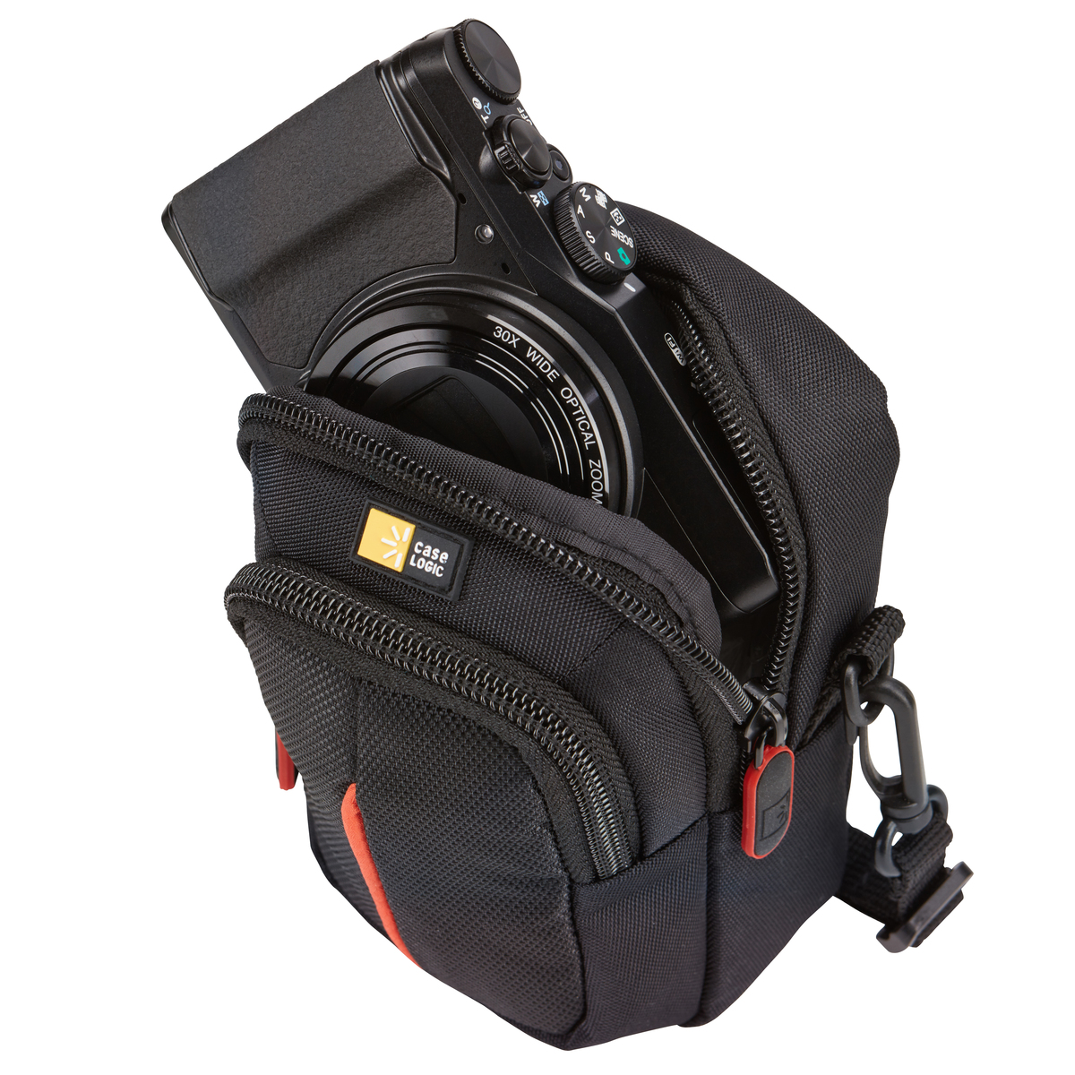 Eine schwarze Kamera befindet sich teilweise in einer schwarzen Case Logic Tasche. Die Tasche hat einen roten Reißverschluss und orangefarbene Akzente.