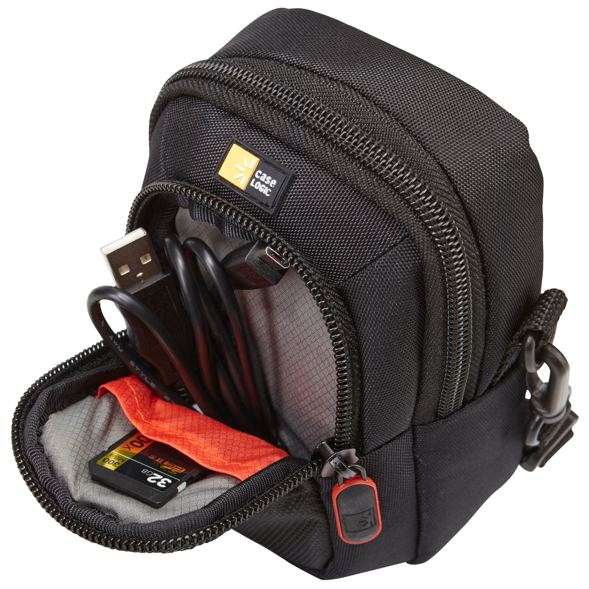 Offene schwarze Case Logic Tasche mit USB-Kabel, Speicherkarte und orangefarbener Tasche. Mit Reißverschluss und Case Logic Logo.