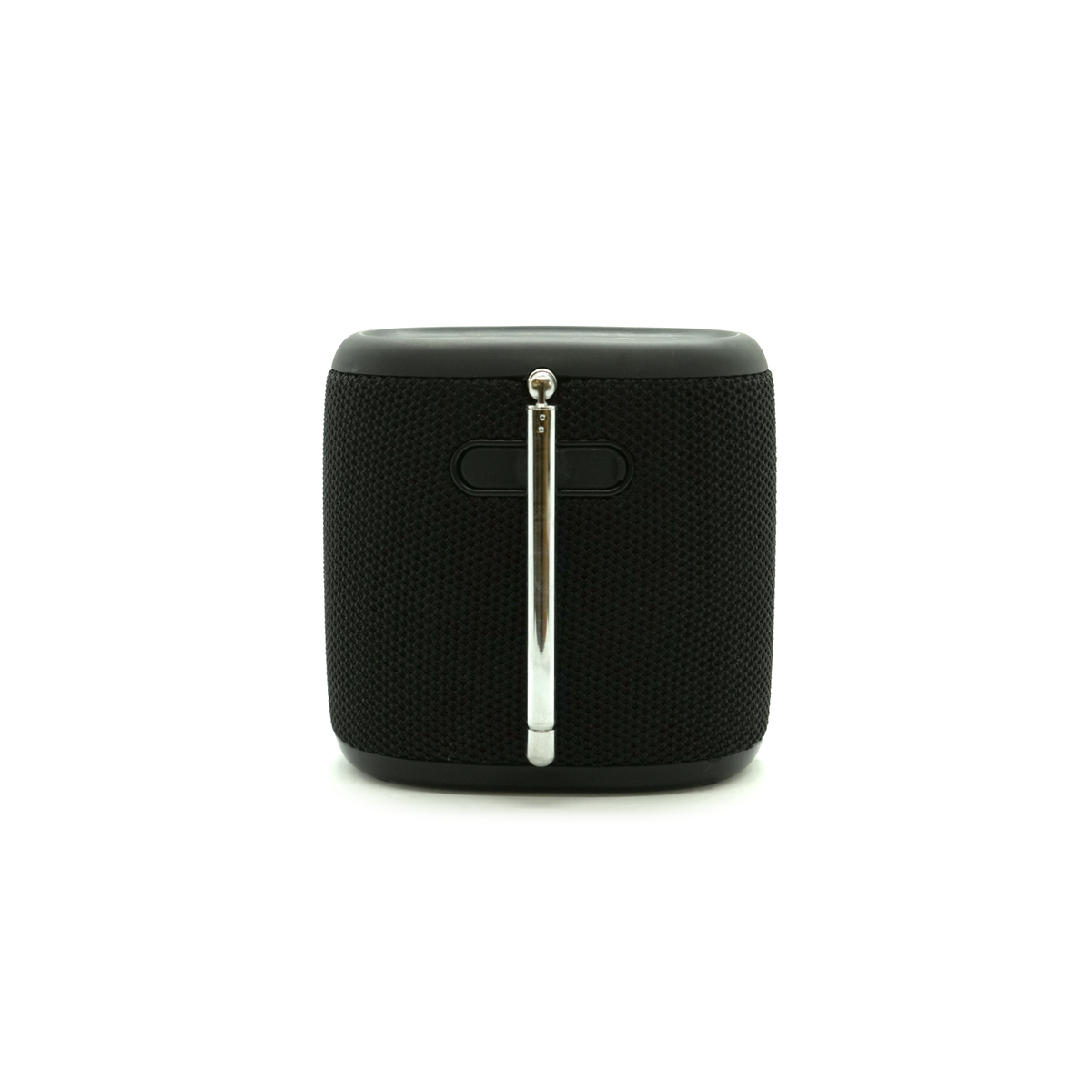 Un haut-parleur portable noir avec une antenne métallique sur fond blanc. Le haut-parleur est en forme de cube, avec une texture maillée.