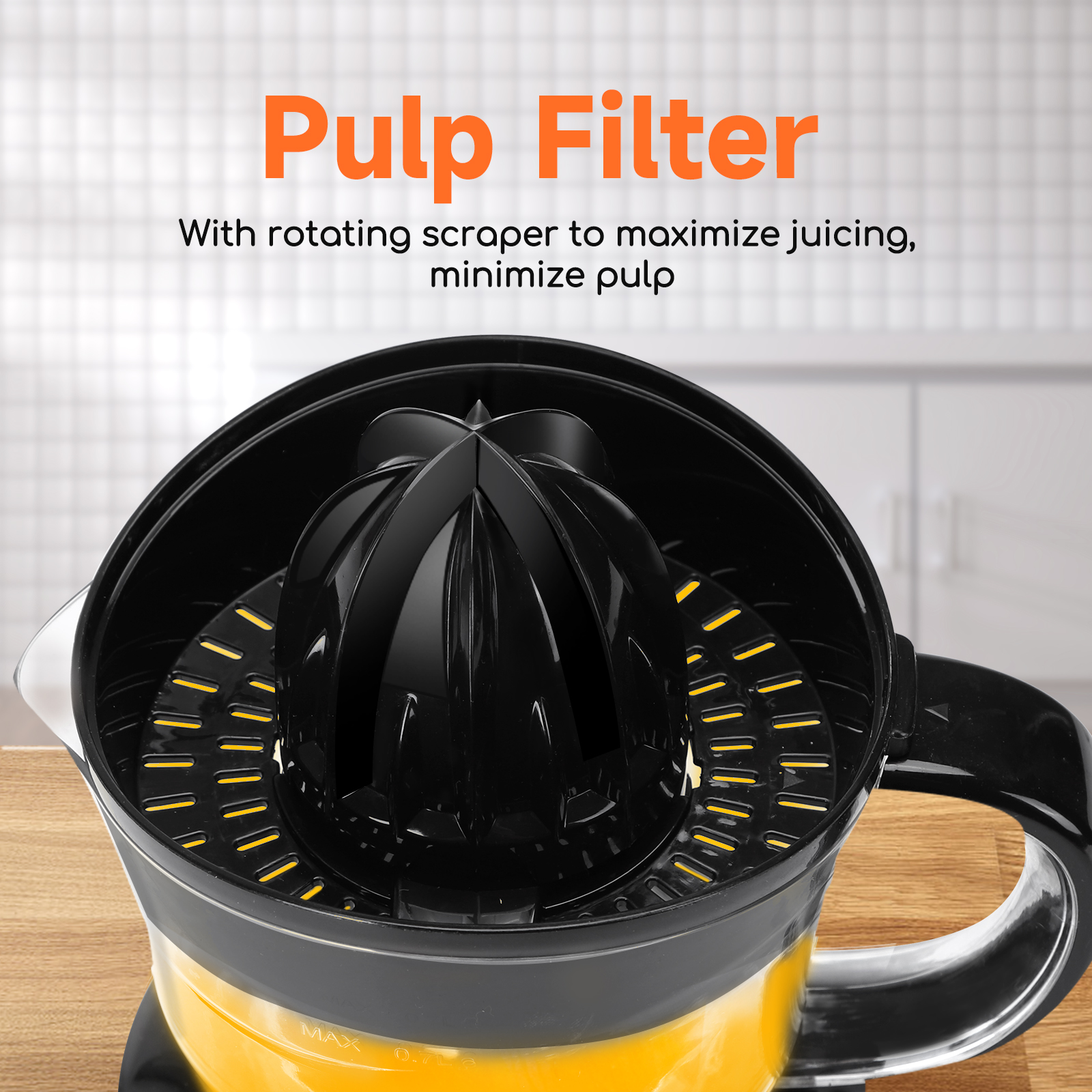 Schwarzer Fruchtfleischfilter-Entsafter mit Orangensaft, Text Fruchtfleischfilter. Küchenhintergrund mit weißen Fliesen.