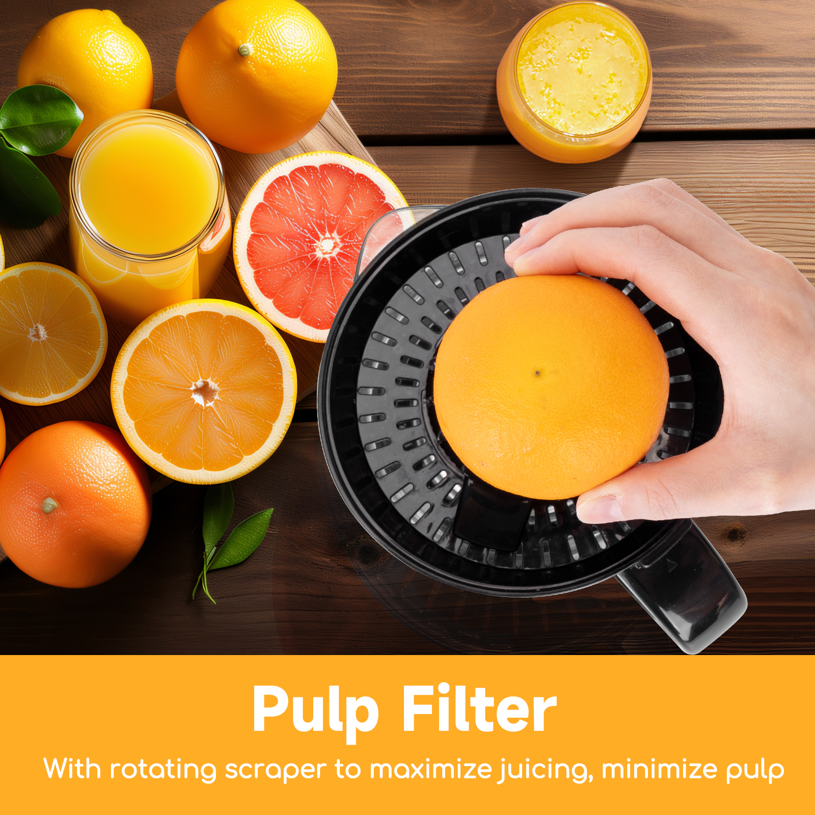 Eine Orange wird mit einer schwarzen Saftpresse entsaftet. Orangen, Grapefruit und Saftgläser stehen auf einem Holztisch.